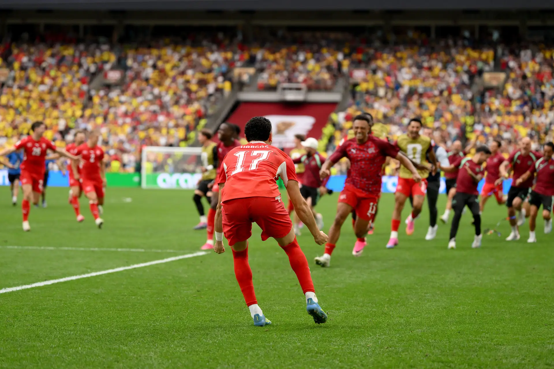 Os jogadores da Suíça vão festejar a passagem com Vargas, autor do penálti decisivo