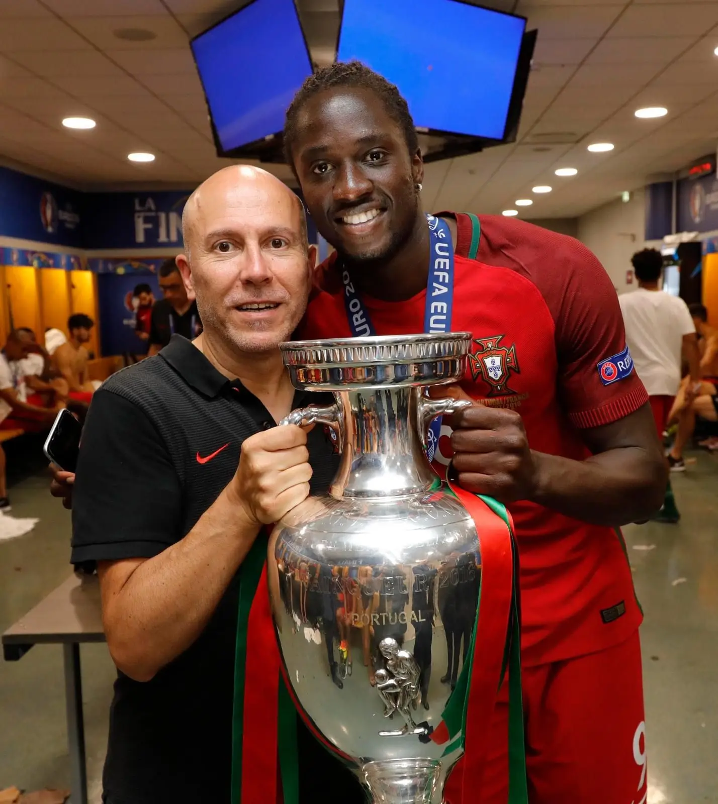 O fotógrafo Francisco Paraíso com Éder e a taça do Euro 2016