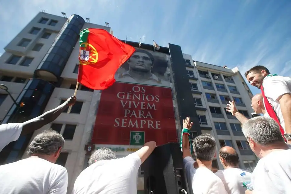 A passagem do autocarro com a seleção campeã europeia de 2016 pela antiga sede da FPF, em Lisboa, onde estava a foto de Eusébio