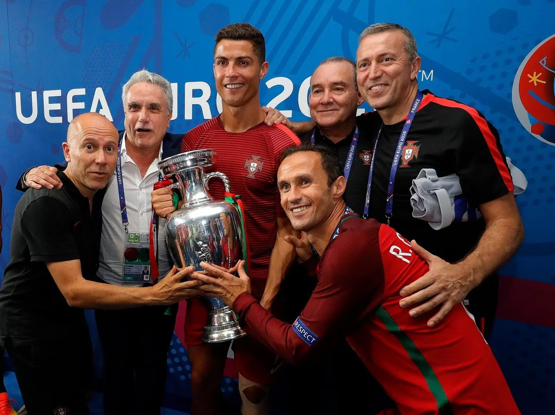 Da esquerda para a direita: Francisco Paraíso, Calros Godinho, Cristiano Ronaldo, enfermeiro Carlos Martinho, António Gaspar e Ricardo Carvalho. Alguns dos "resistentes de 2004" que também estiveram no Euro 2016