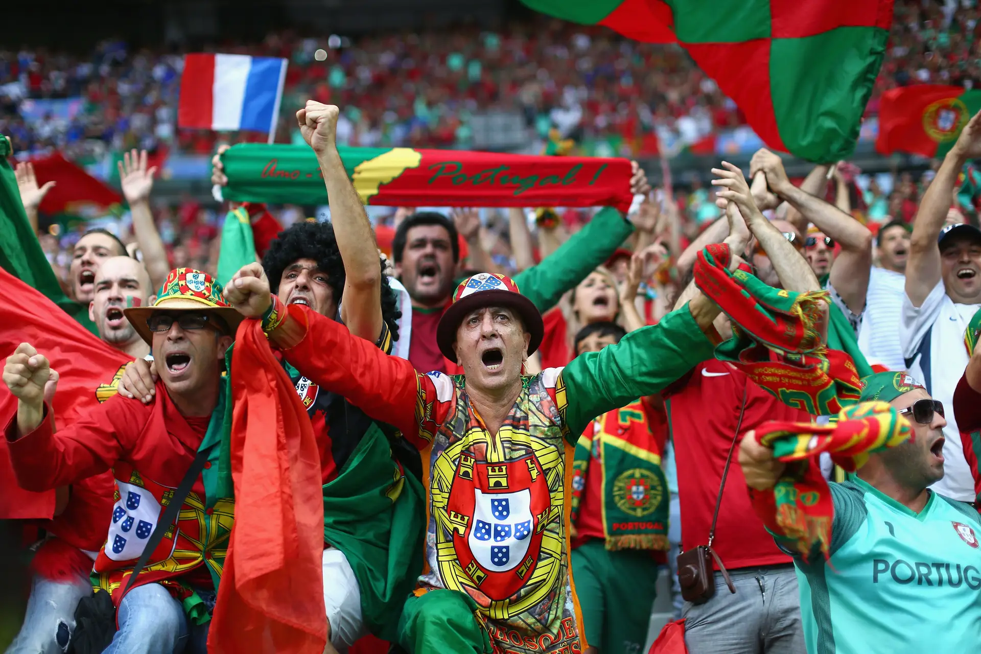 Adeptos portugueses dentro do Stade de France, em Paris, a 10 de julho de 2016, dia da final do Europeu
