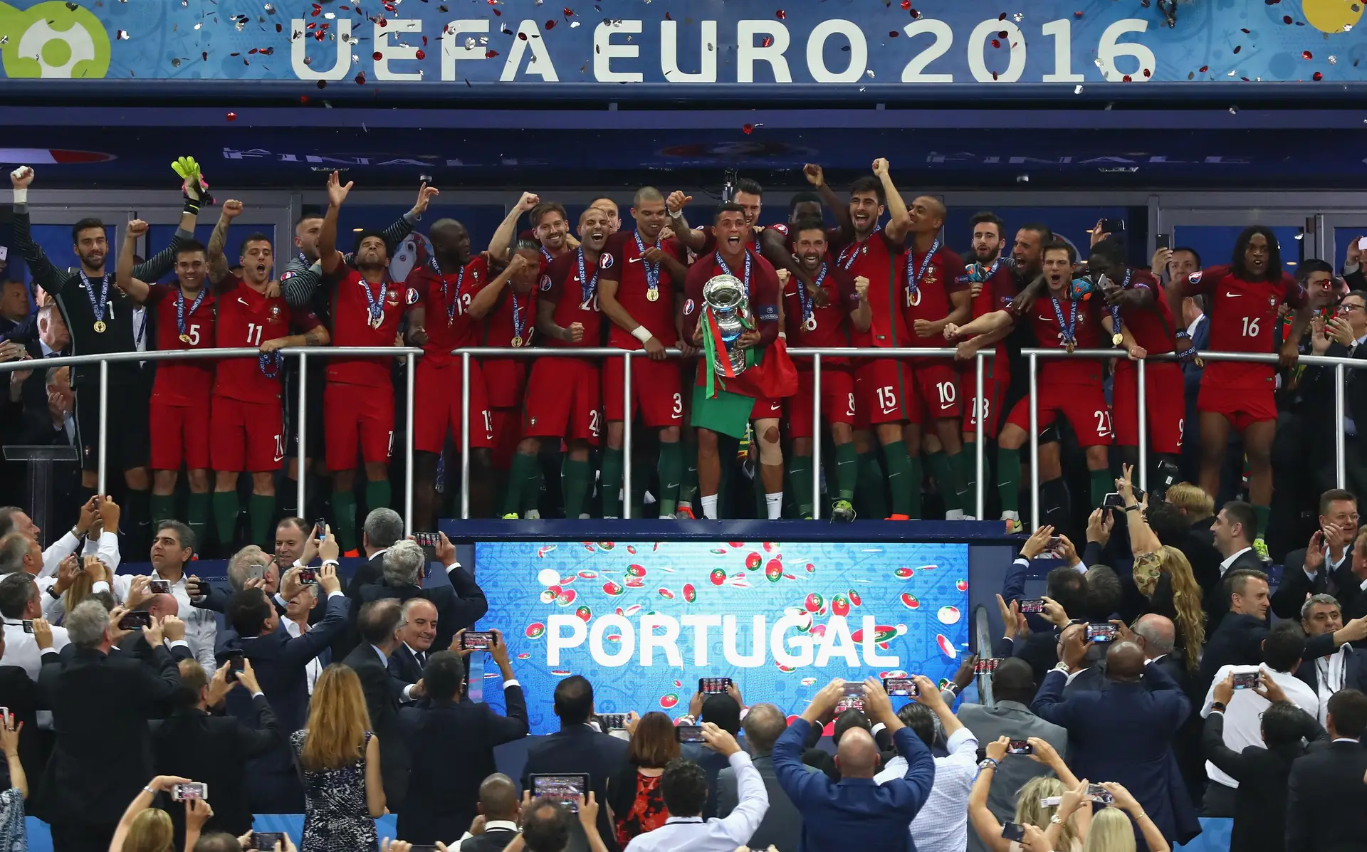O momento em que Ronaldo e os jogadores ergueram o troféu de campeões europeus no Stade de France, em Paris