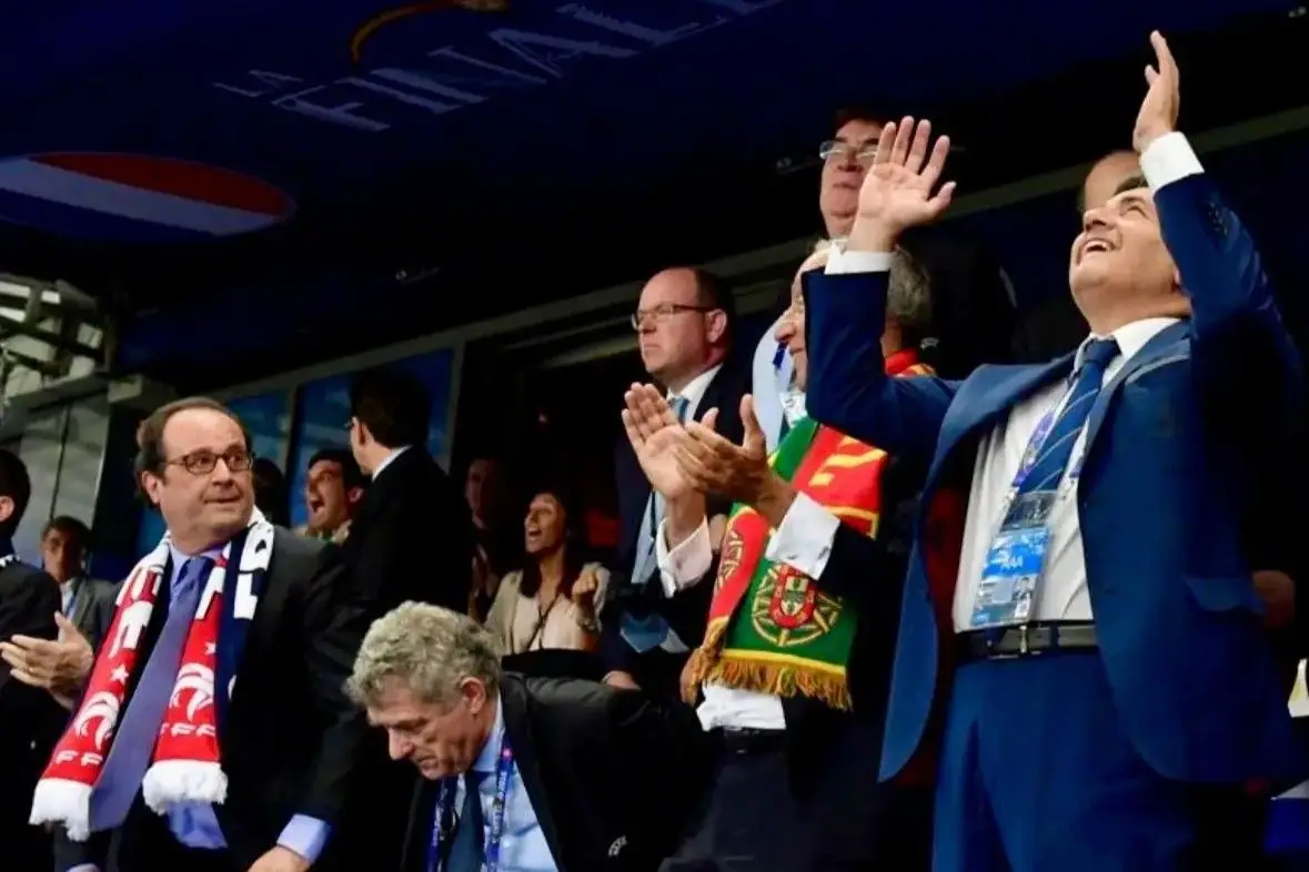 Fernando Gomes de braços no ar a olhar o céu, após o apito final que confirmou Portugal como campeão europeu de futebol, em 2016