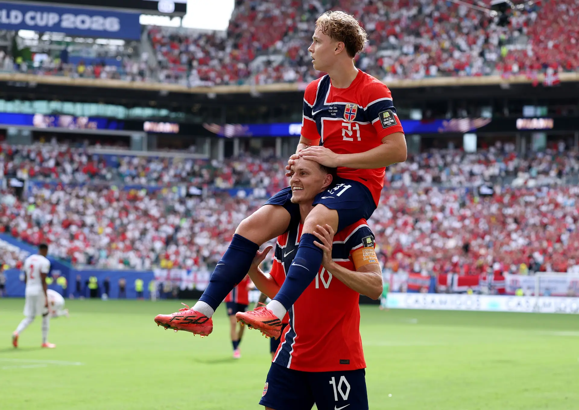 Andreas Schjelderup a festejar o primeiro golo da Noruega-Inglaterra