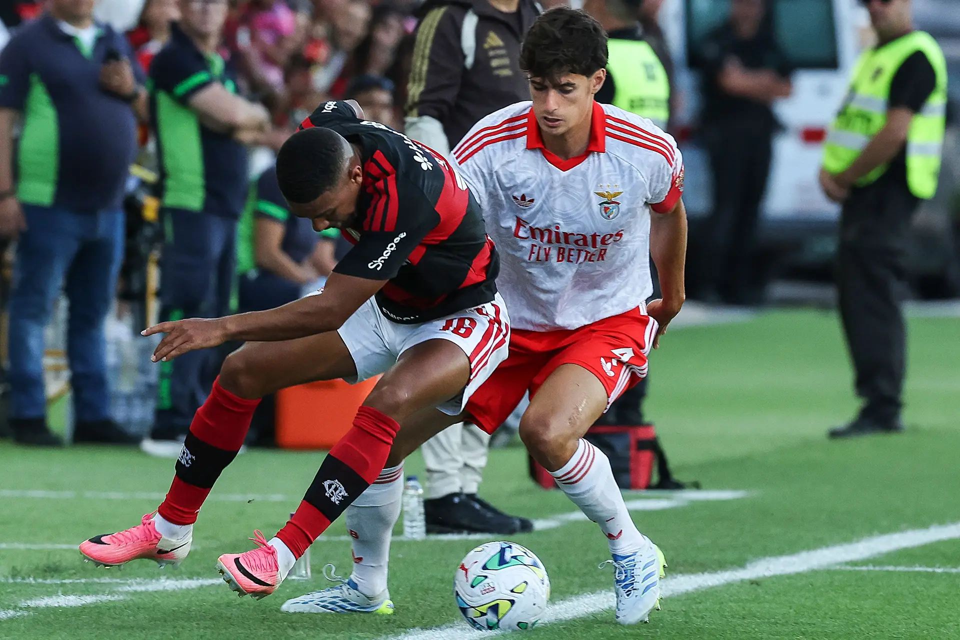 António Silva a disputar um lance no embate do Benfica com o Flamengo