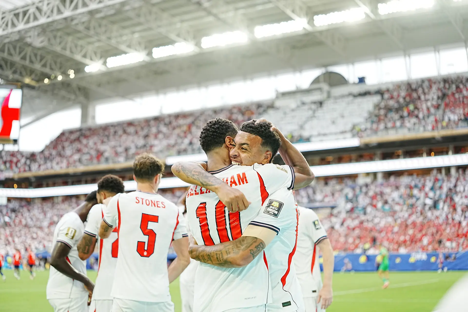 Bellingham festeja com Rogers depois do segundo golo de Inglaterra
