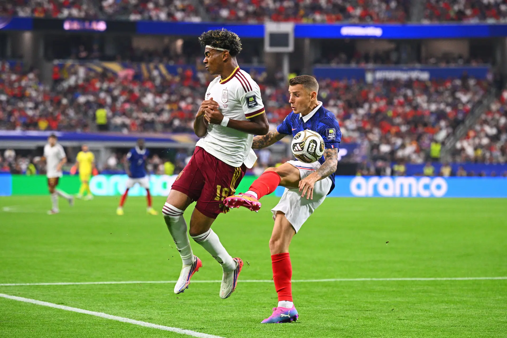 A falta de Digne sobre Lamine para o penálti que deu no 1-0