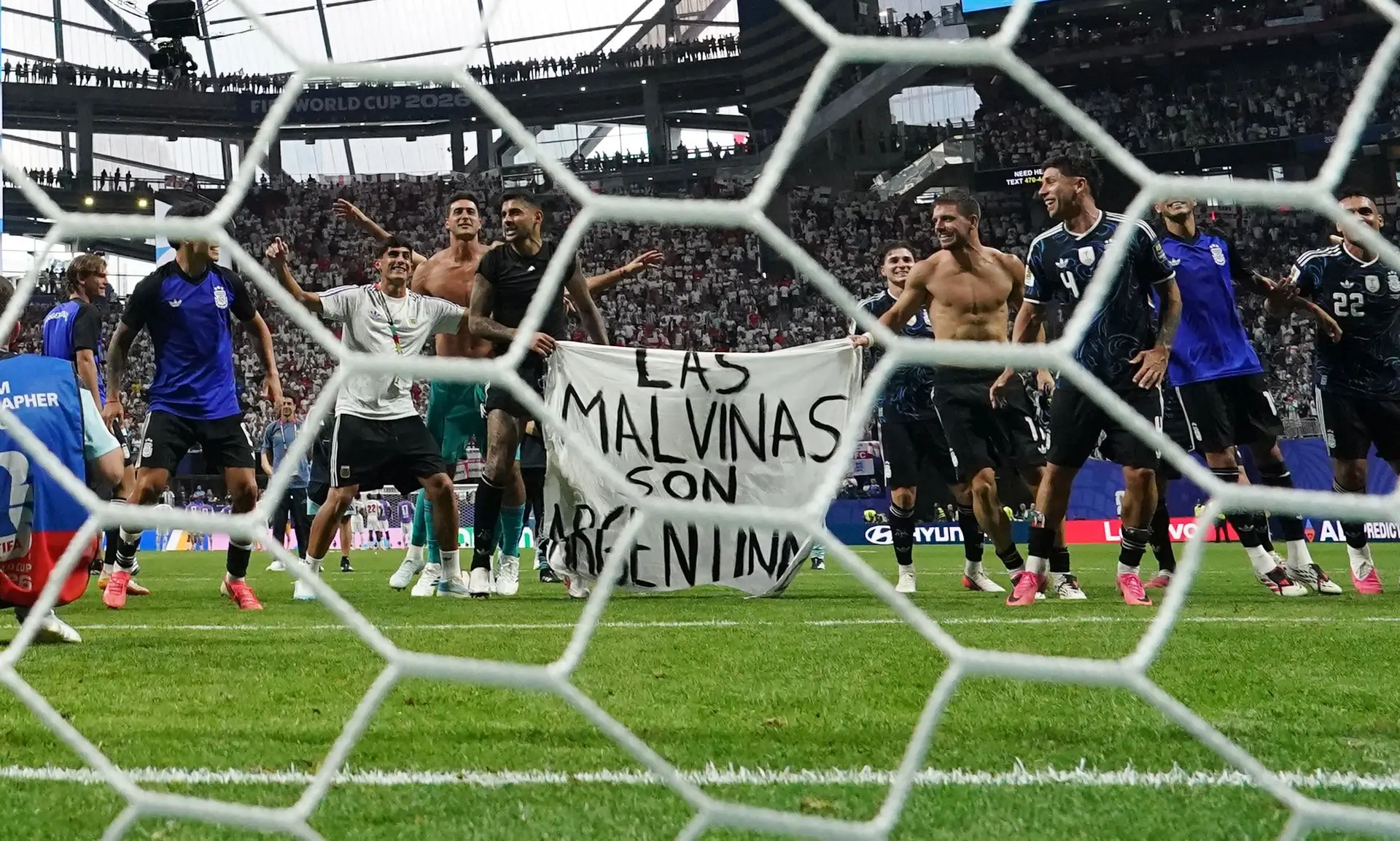 Os jogadores da Argentina a celebrarem a vitória contra a Inglaterra