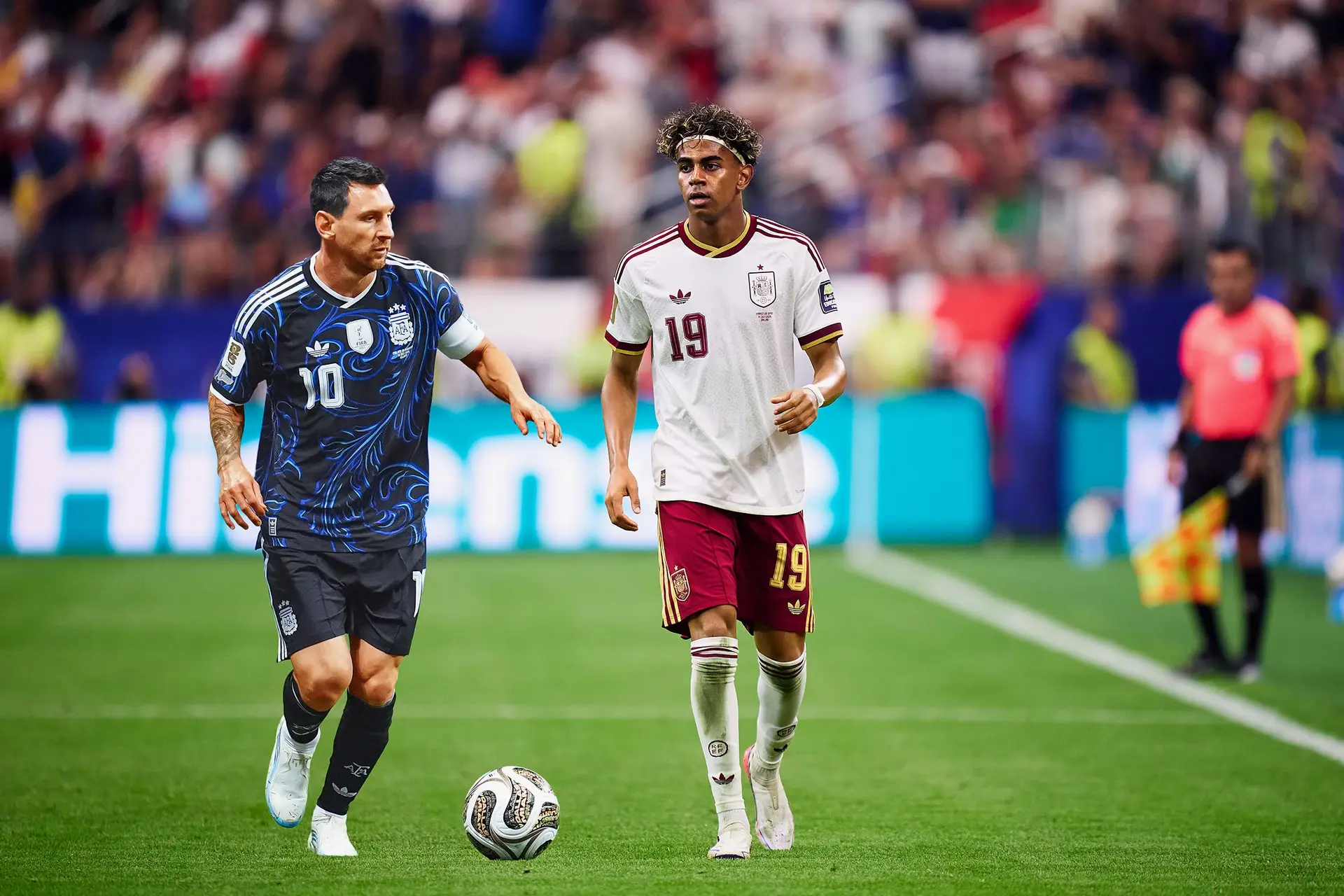 A história da foto de 2007 em que Messi dá banho a um bebé Lamine Yamal - agora vão encontrar-se na final do Mundial