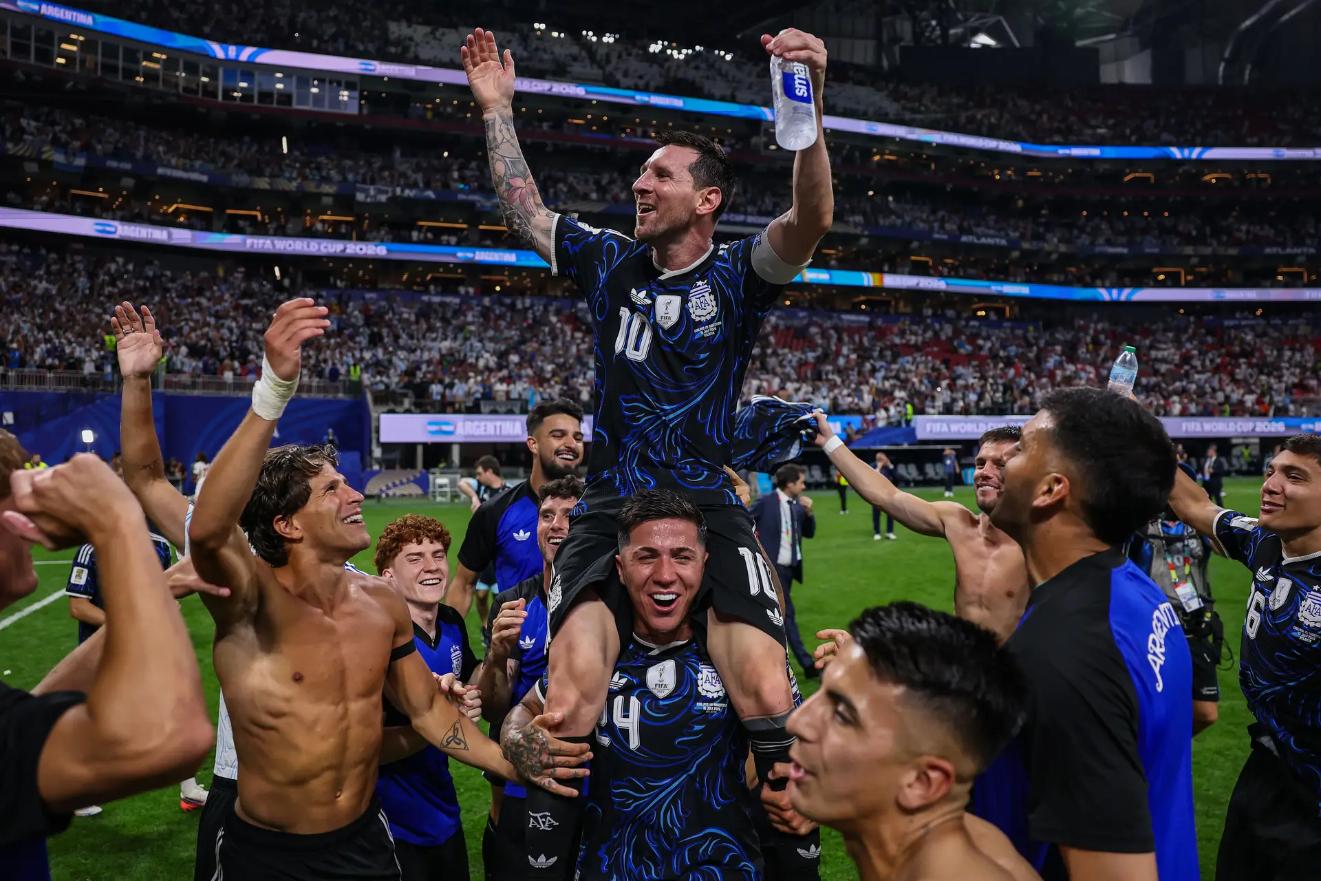 Messi aos ombros dos colegas depois da vitória frente à Inglaterra