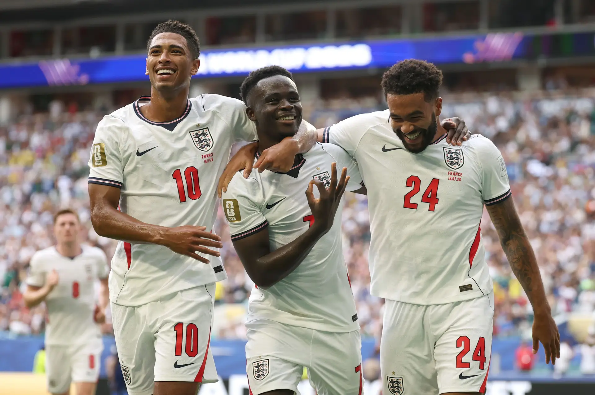 Uma parte para uns, uma parte para os outros, o bronze para Inglaterra num jogo sem defesas e banhado a golos