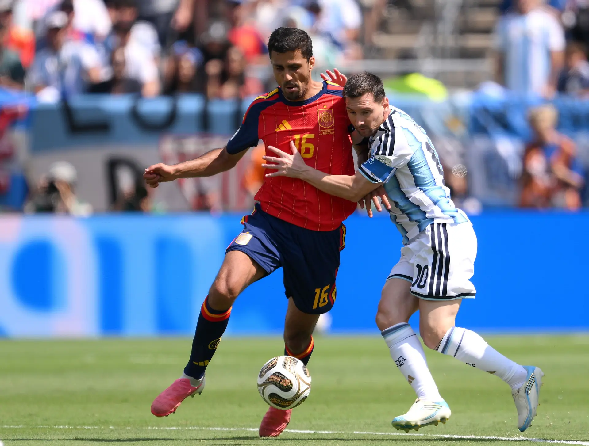 Messi e Rodri em duelo