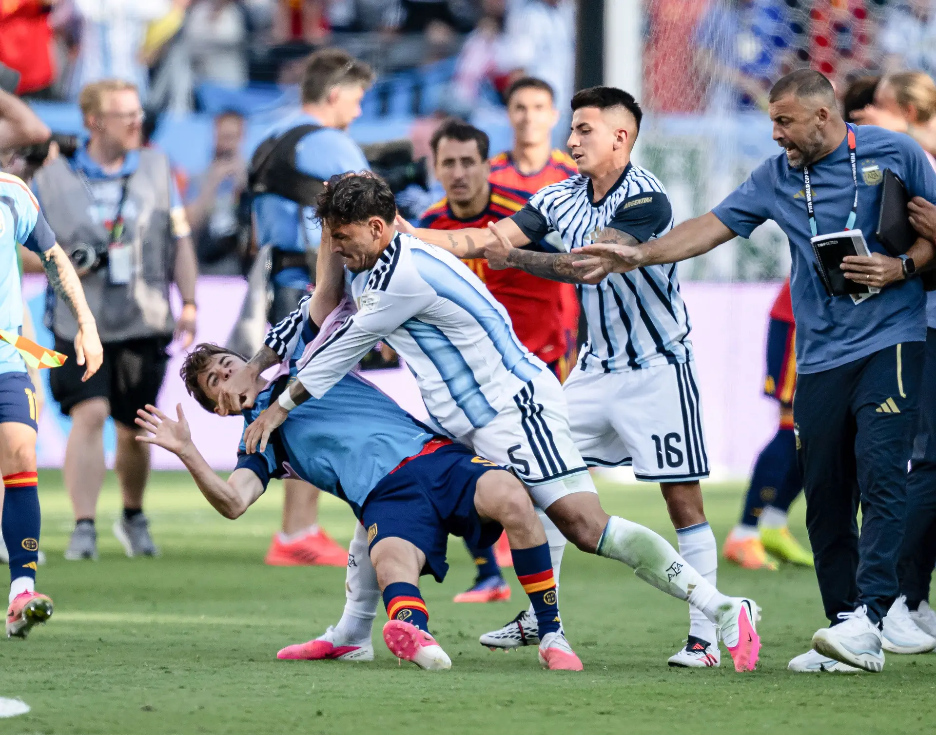 FIFA vai investigar comportamento dos jogadores da Argentina na final do Mundial. O que pode acontecer?
