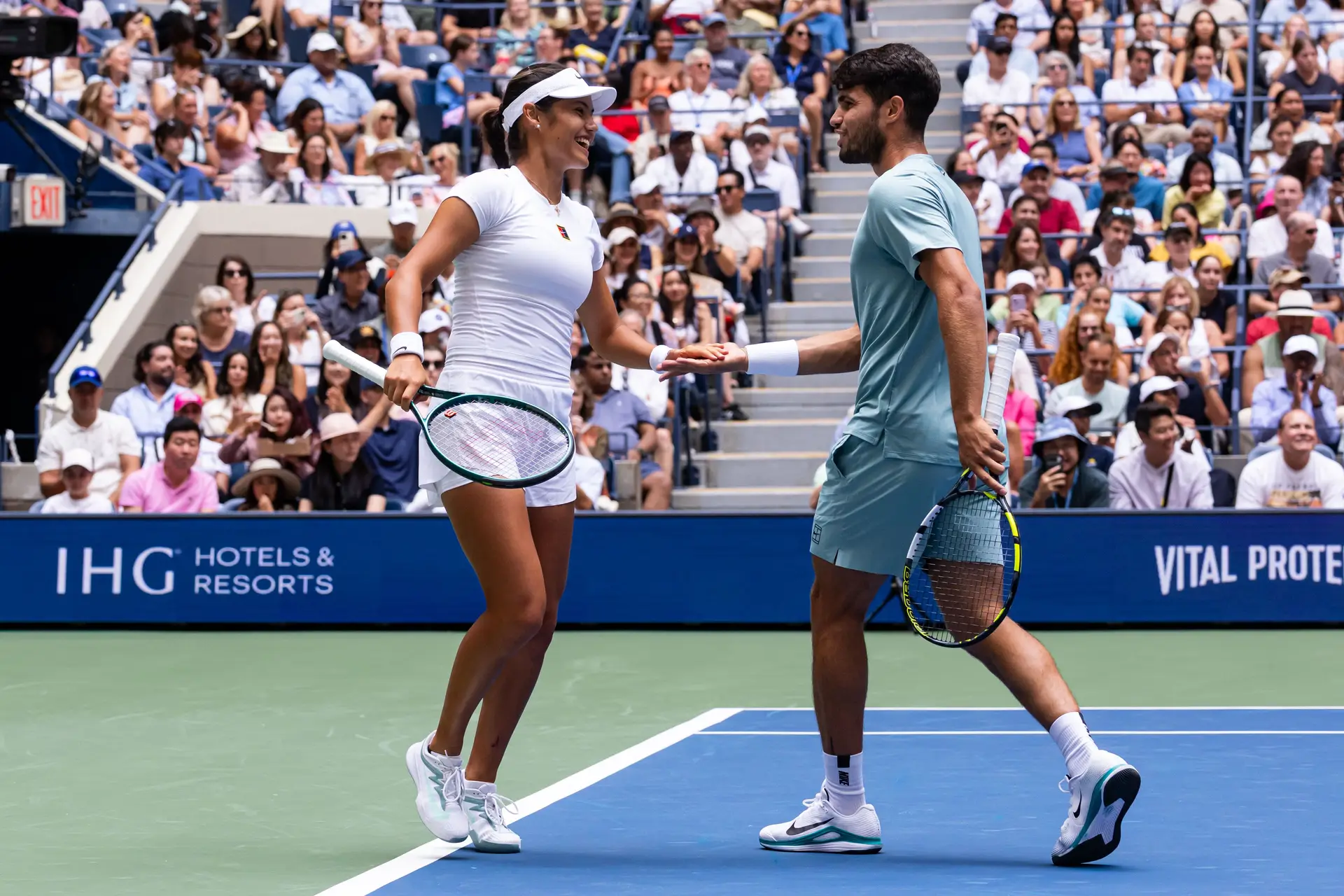 Carlos Alcaraz e Emma Raducanu formaram uma das duplas de luxo do novo torneio de pares do US Open, que se estreou em 2025