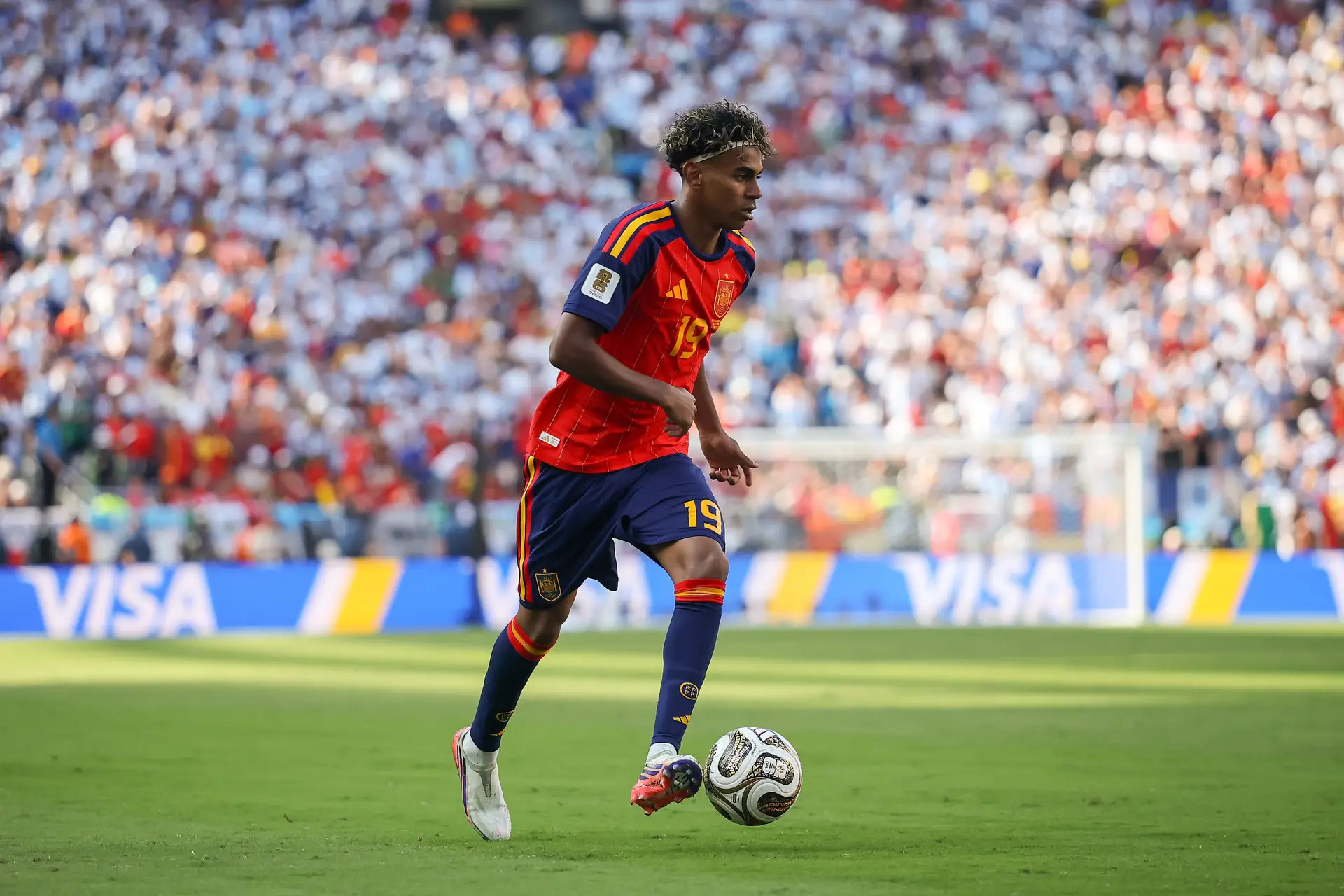 Aos 19 anos, Lamine Yamal já é campeão da Europa e do Mundo. Jogar acima do escalão nunca foi um problema para o extremo do Barcelona