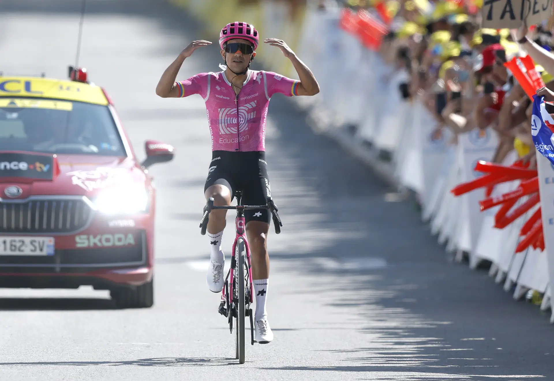 Carapaz festeja na meta da 18ª etapa do Tour