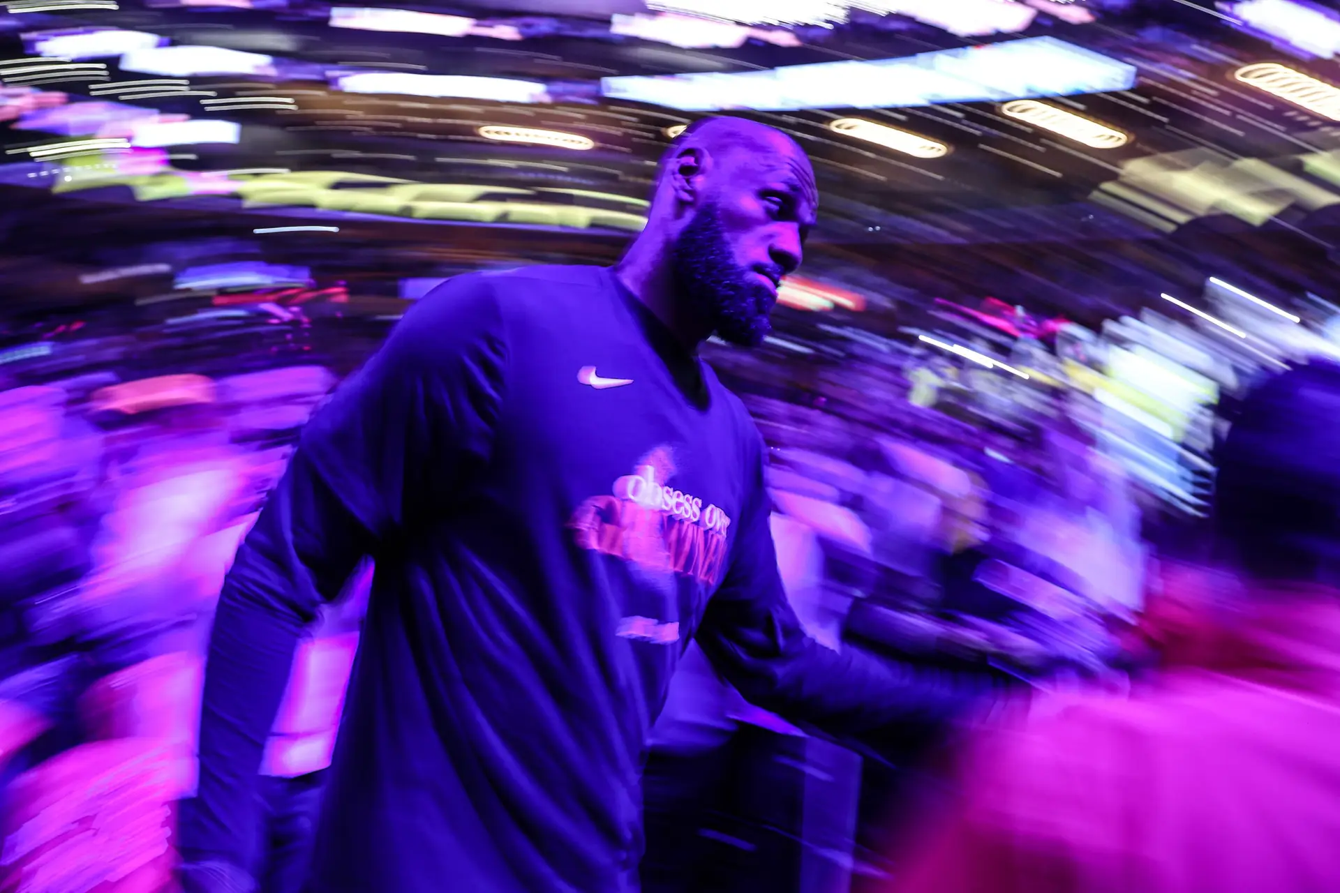 Os peões aguardam o movimento do rei: uma liga inteira está congelada enquanto LeBron James decide o futuro na NBA