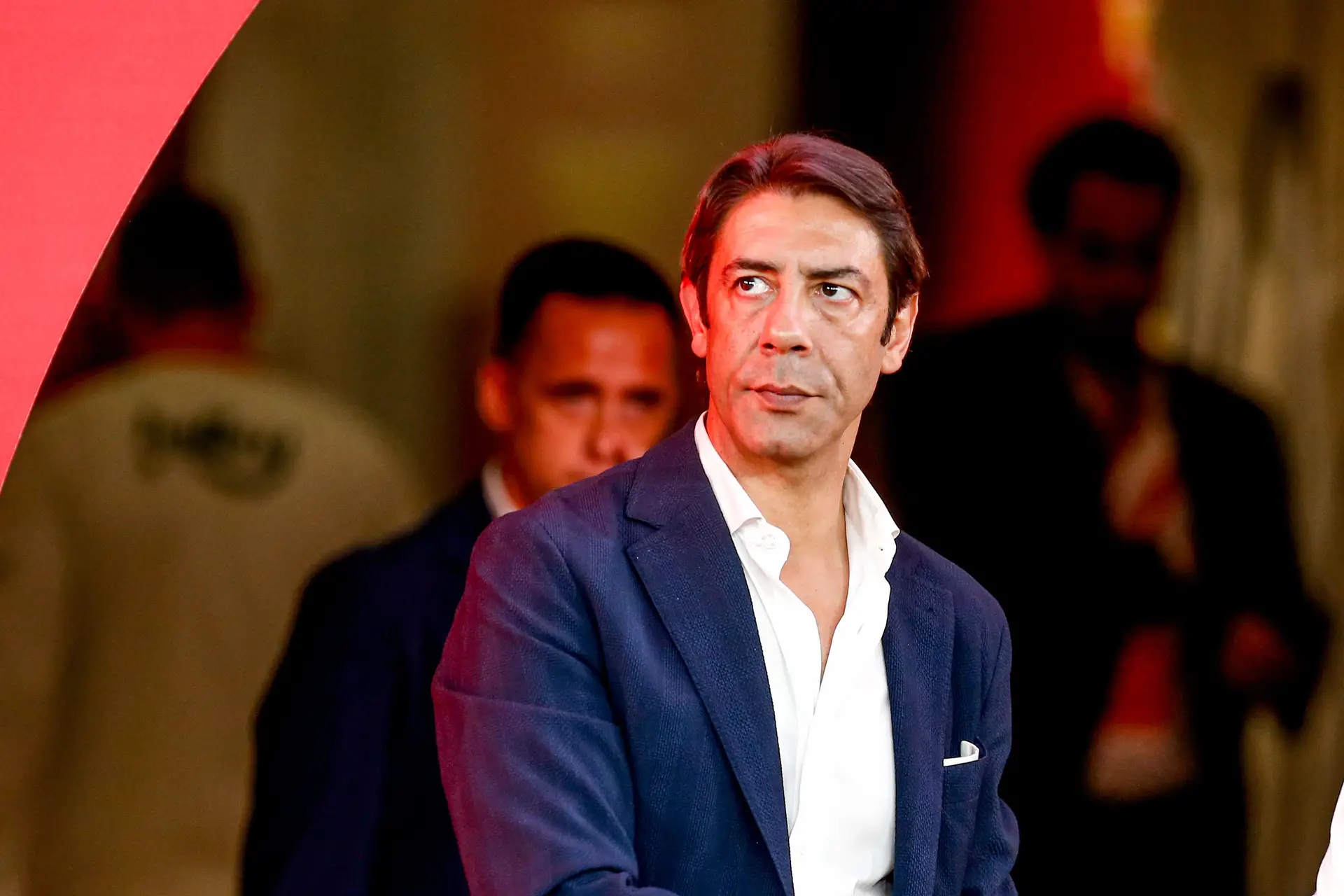Rui Costa, com Mário Branco atrás de si, é um presidente em contrarrelógio