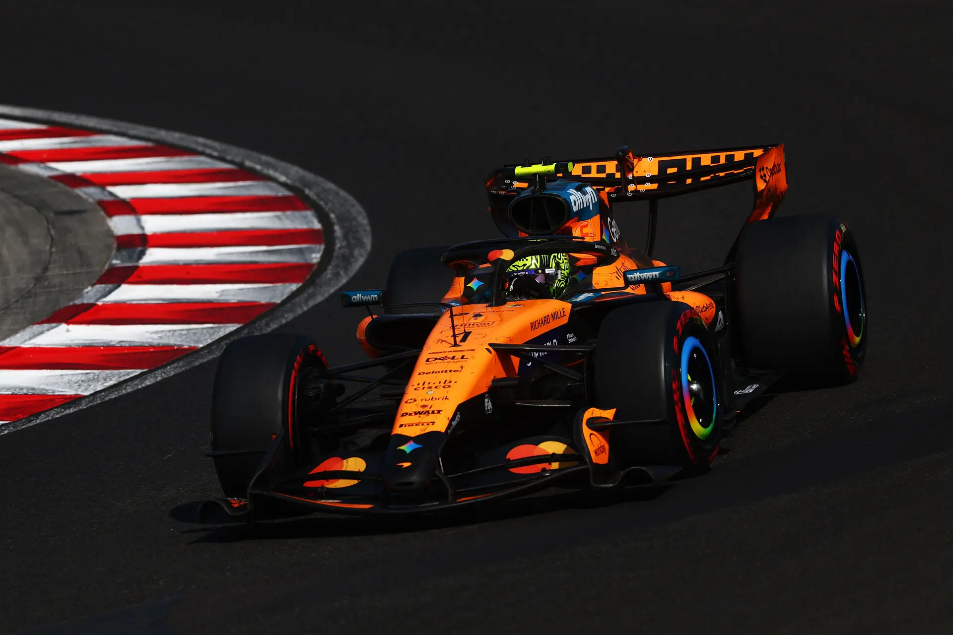Só para o caso de se terem esquecido dele, este é o campeão Lando Norris. No GP da Hungria, mostrou que ainda sabe ganhar corridas