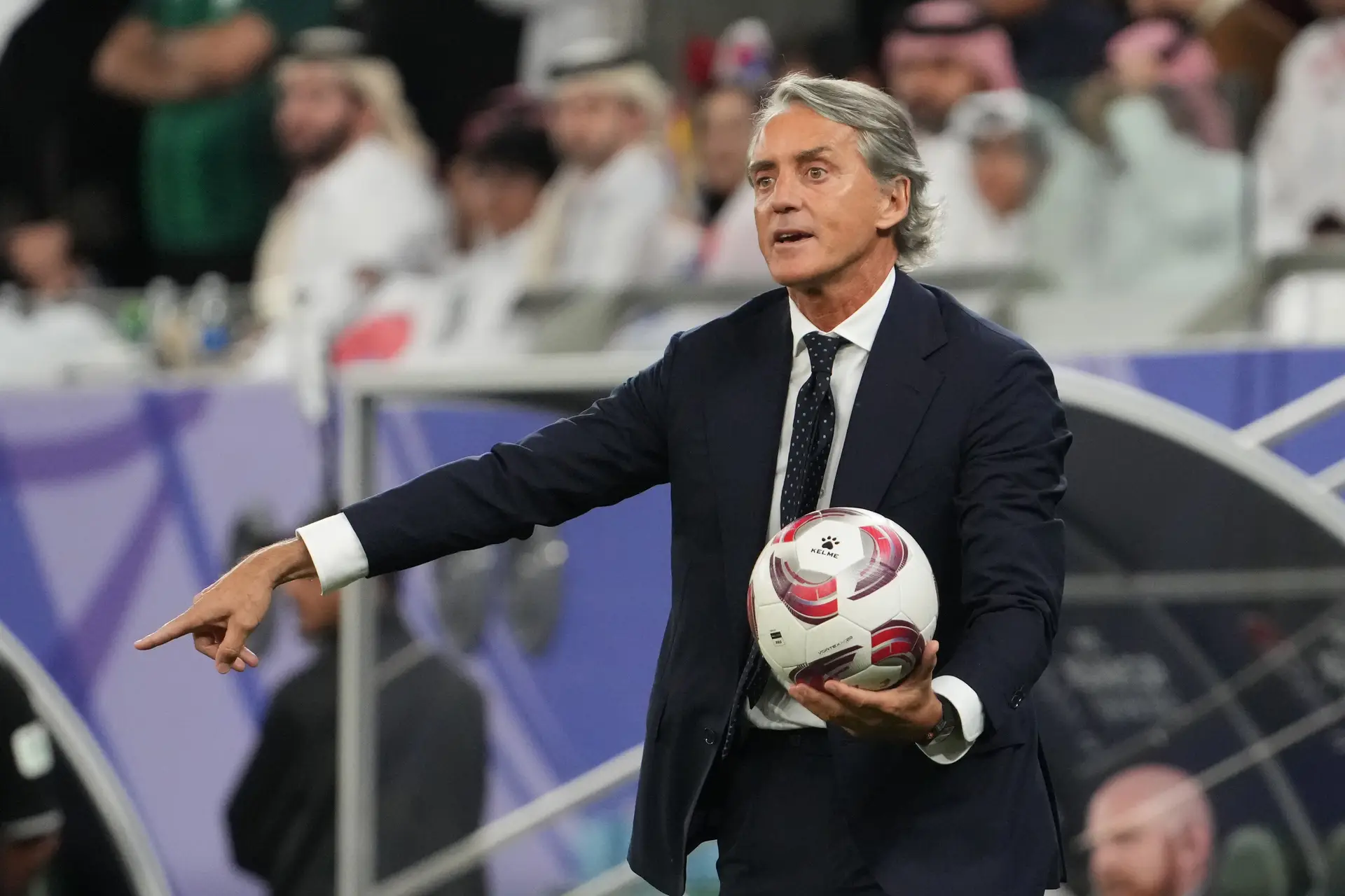A convulsão na seleção italiana, tanto dentro como fora do relvado, tem finalmente uma decisão: Mancini volta ao cargo de selecionador