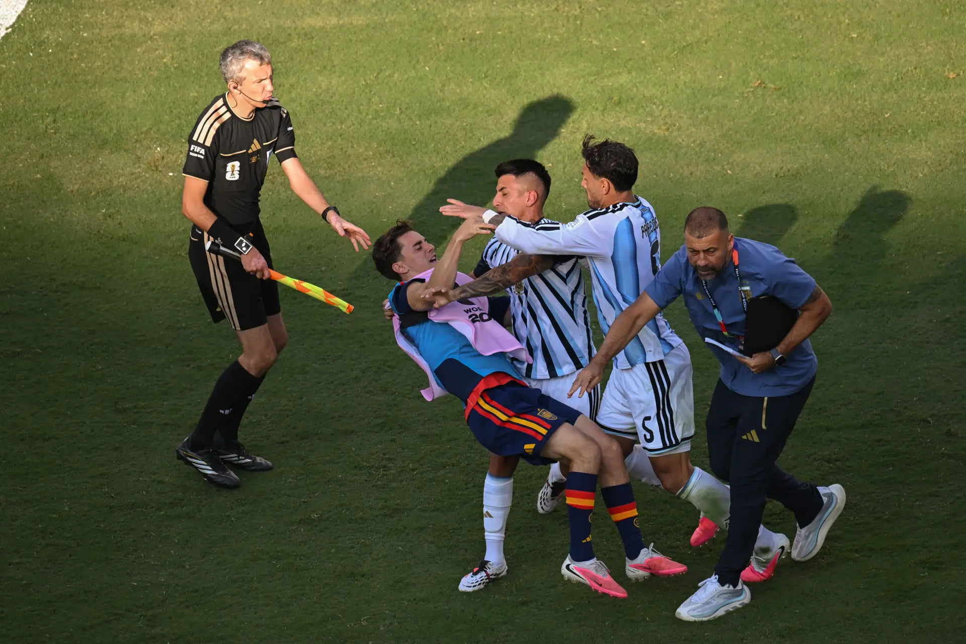FIFA abre processos contra Paredes, Molina e Roberto Ayala, da Argentina, por agressões após final do jogo com a Espanha
