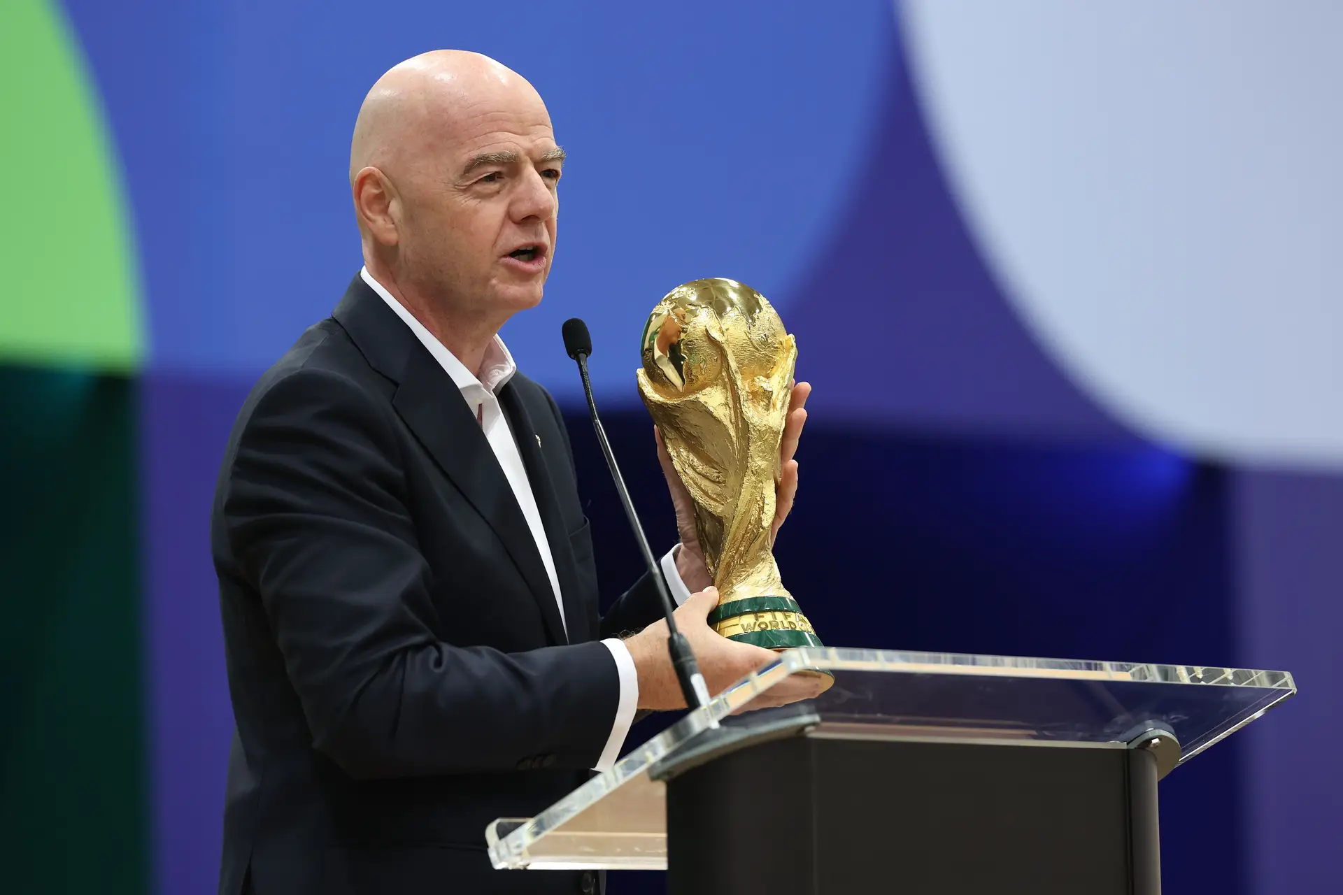 “A FIFA não pode usar o futebol para enriquecer os amigos”: Infantino quer vencer (em modo sprint) o Mundial, mas enfrenta forte oposição