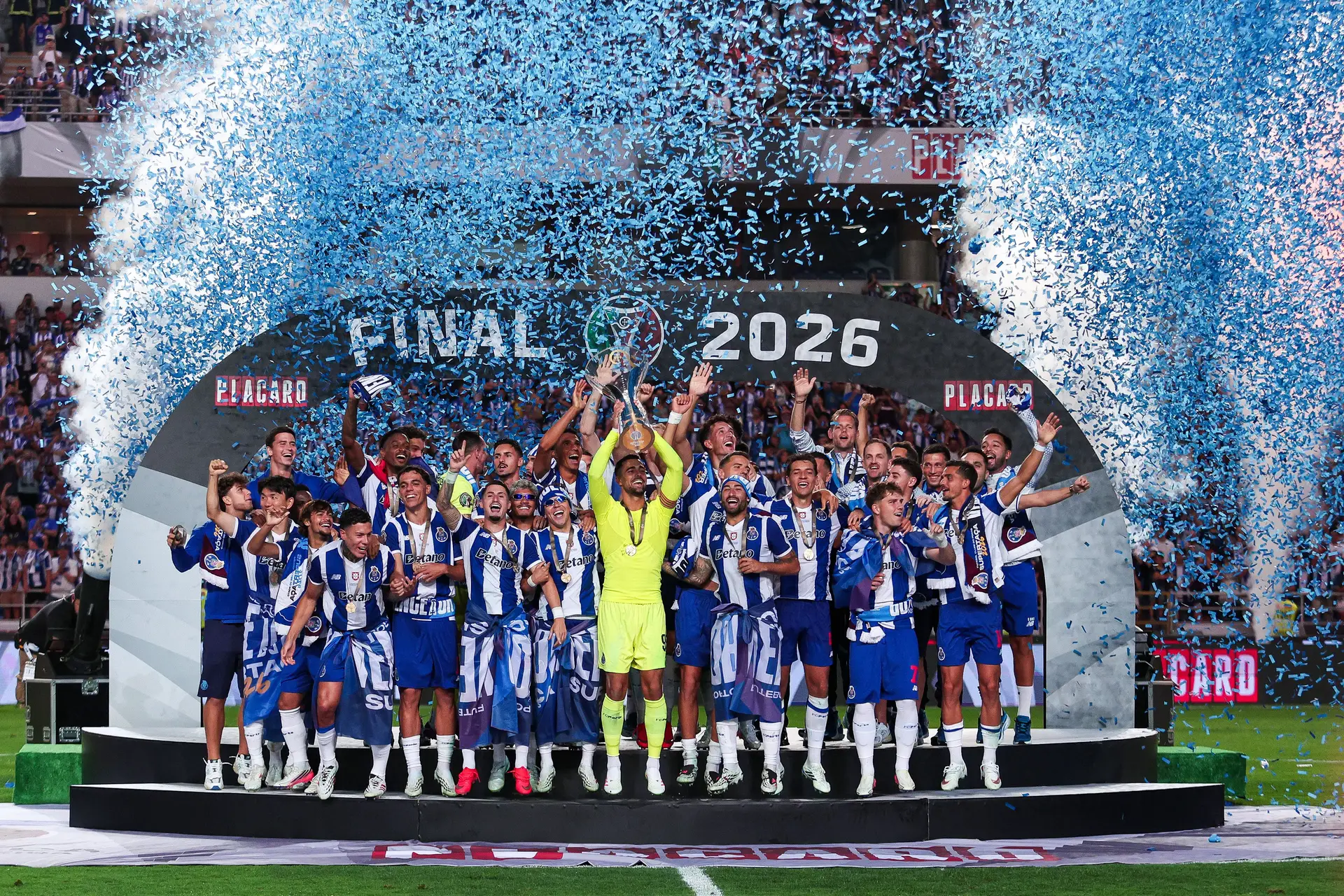 O FC Porto a levantar a Supertaça pela 25ª vez