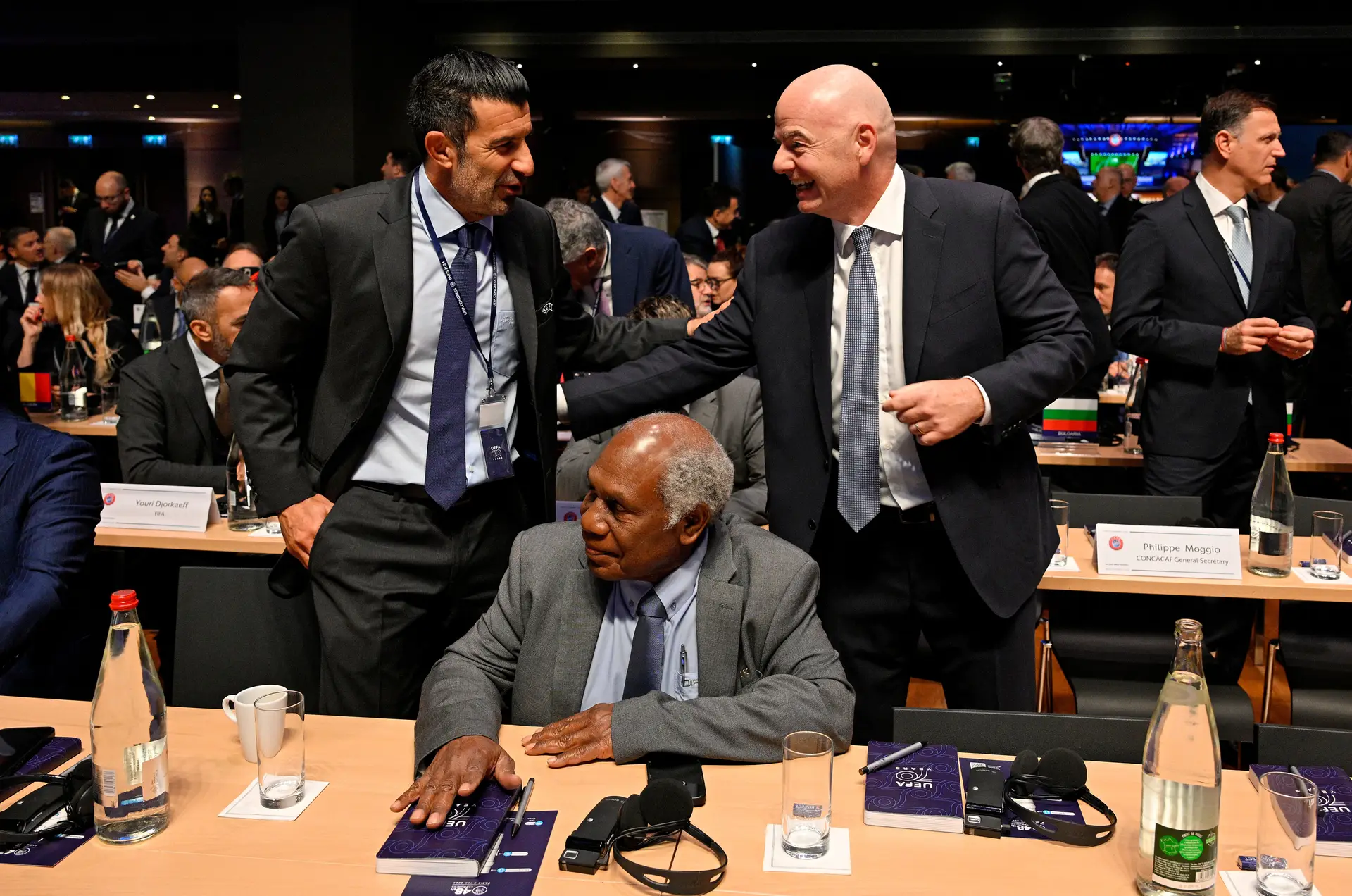 Luís Figo e Infantino durante o congresso da UEFA, em 2024