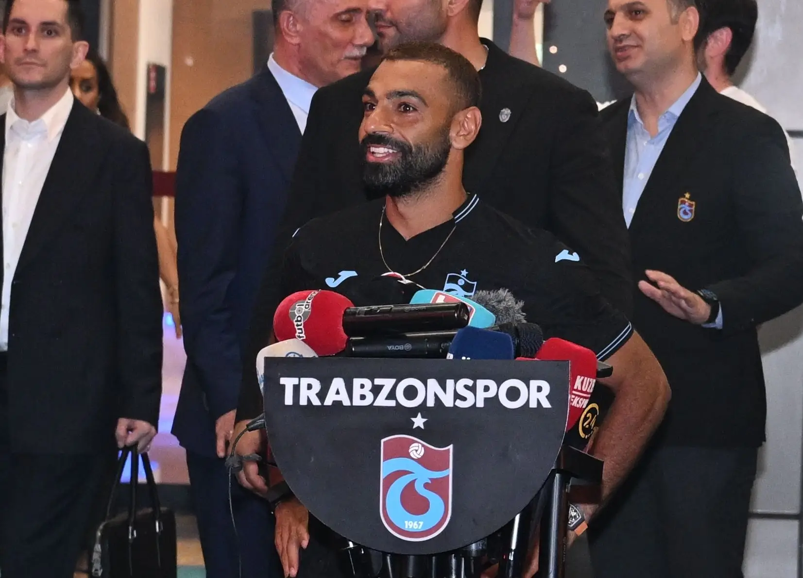 Mohamed Salah fala aos adeptos e jornalistas ainda no aeroporto de Trabzon