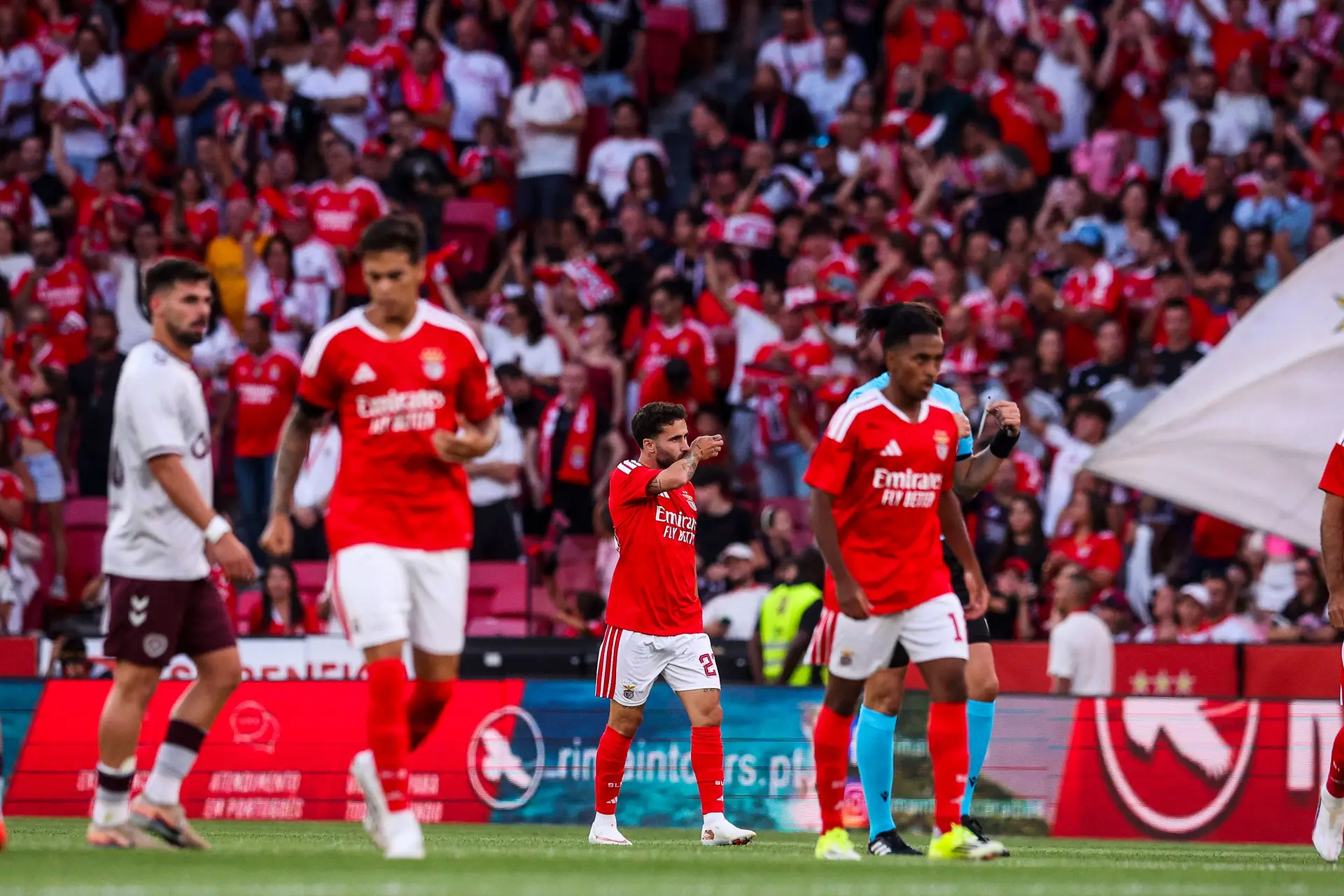 O Benfica está a carregar como há muito não se via e também estragou o conto de fadas do Hearts