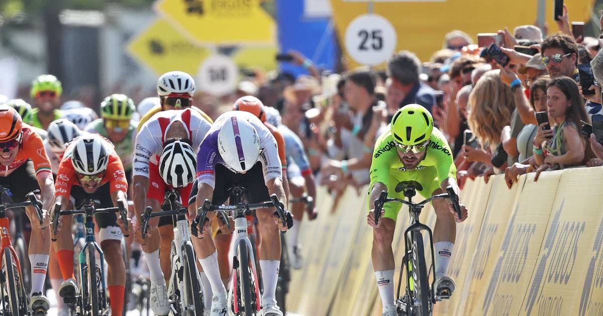 Ciclista morre atropelado por carro em contramão e etapa da Volta é suspensa