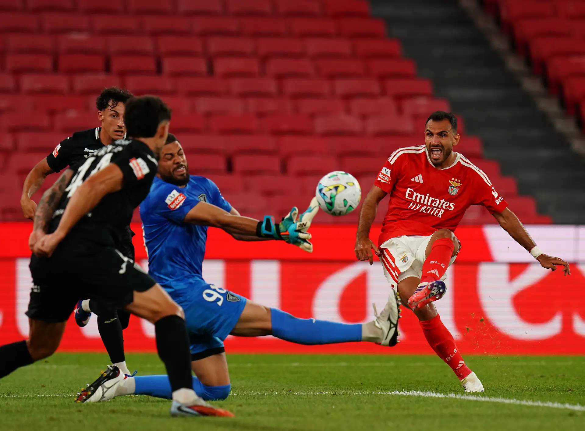 O Benfica criou muitíssimo, desperdiçou muito e aproveitou pouco