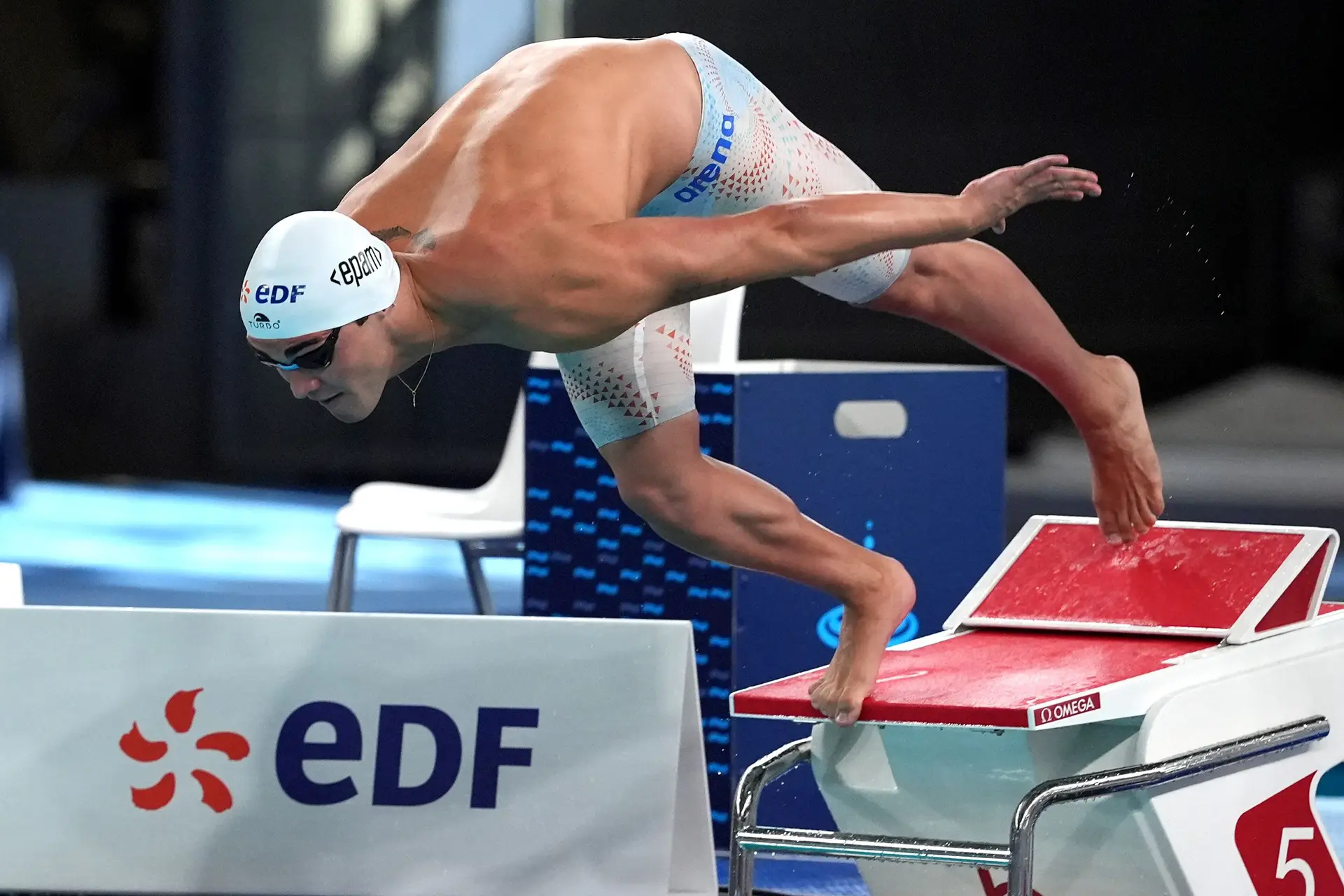 Diogo Ribeiro foi 5º nos 50 metros mariposa dos Europeus de Paris e continua a namoriscar com a elite da distância