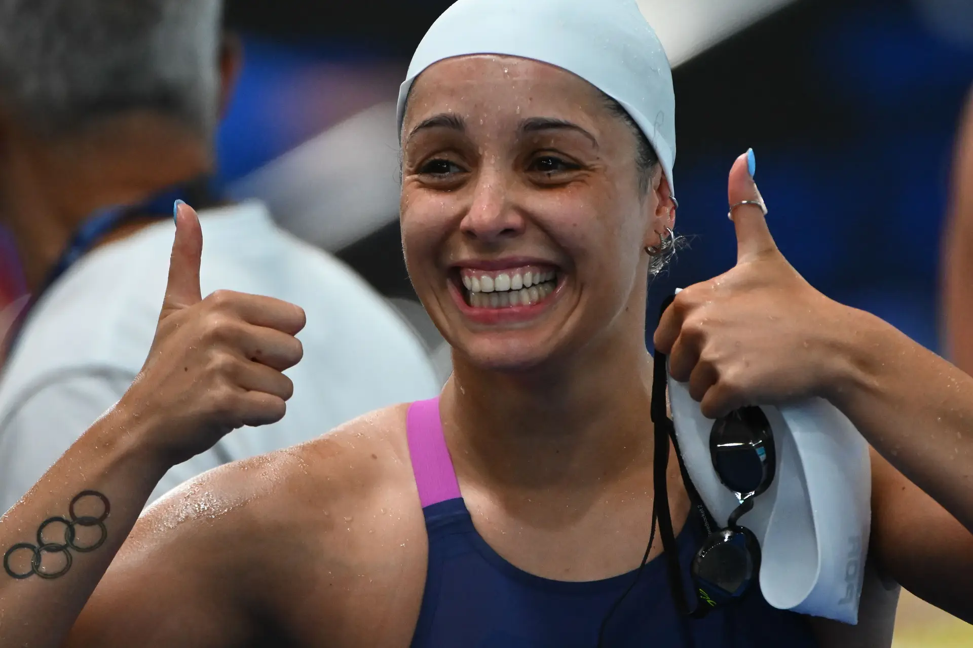 Nos festejos da medalha de prata conquistada na prova de 200 metros costas dos Europeus de Paris