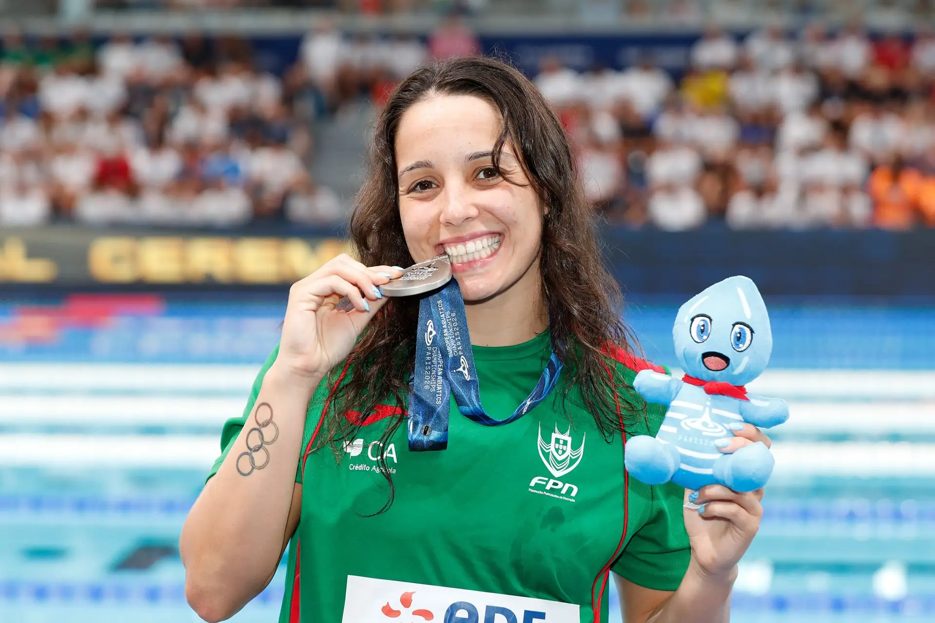 Camila Rebelo a trincar a sua medalha de prata que a fez vice-campeã europeia dos 200 metros costas