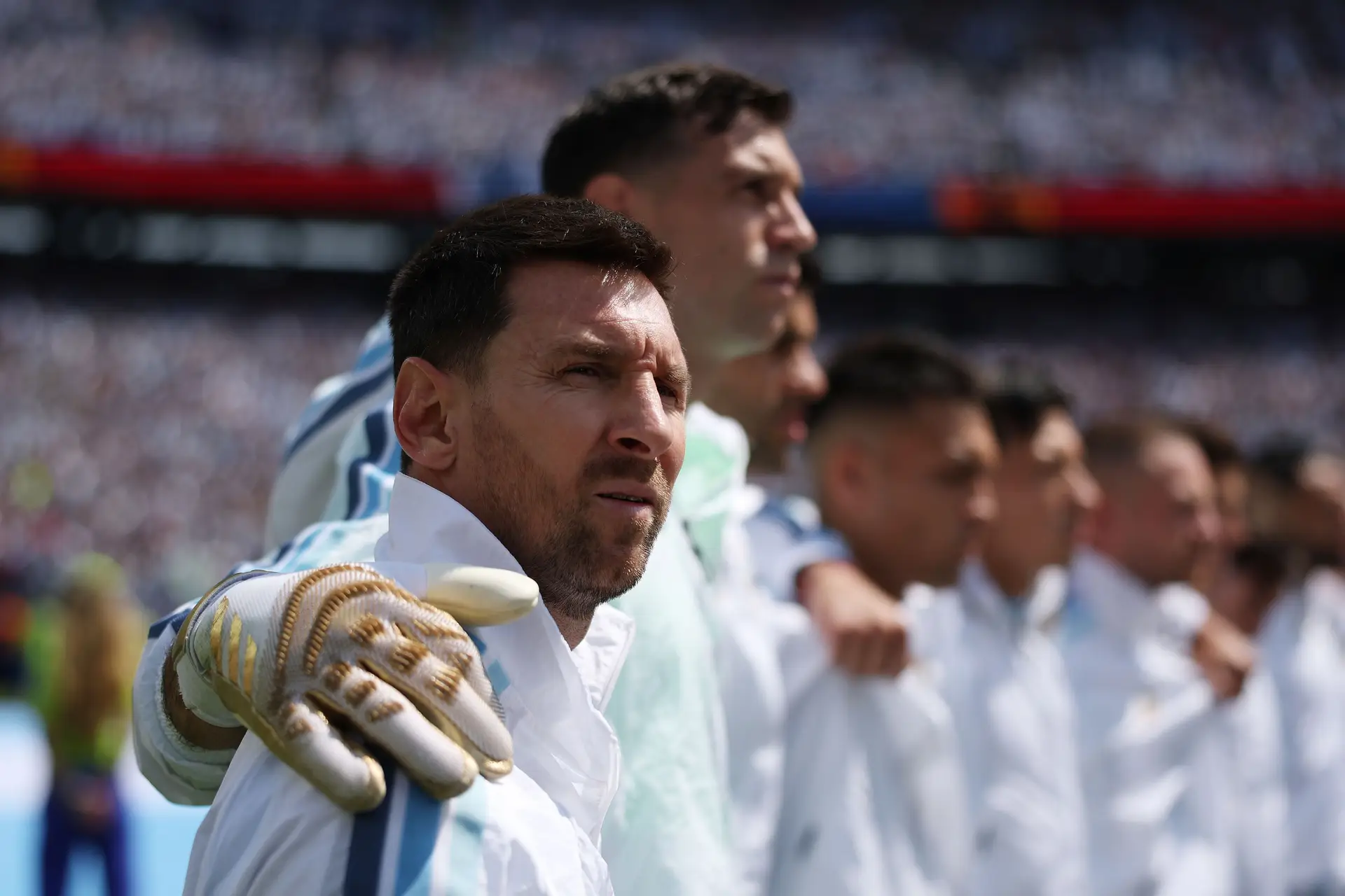 Lionel Messi com a sua seleção, no Mundial 2026, a ouvir o hino nacional da Argentina
