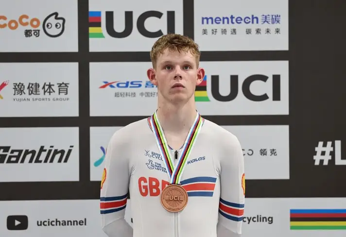 Quem era Finlay Tarling, o ciclista saído de uma aldeia de Gales para pedalar contra o tempo