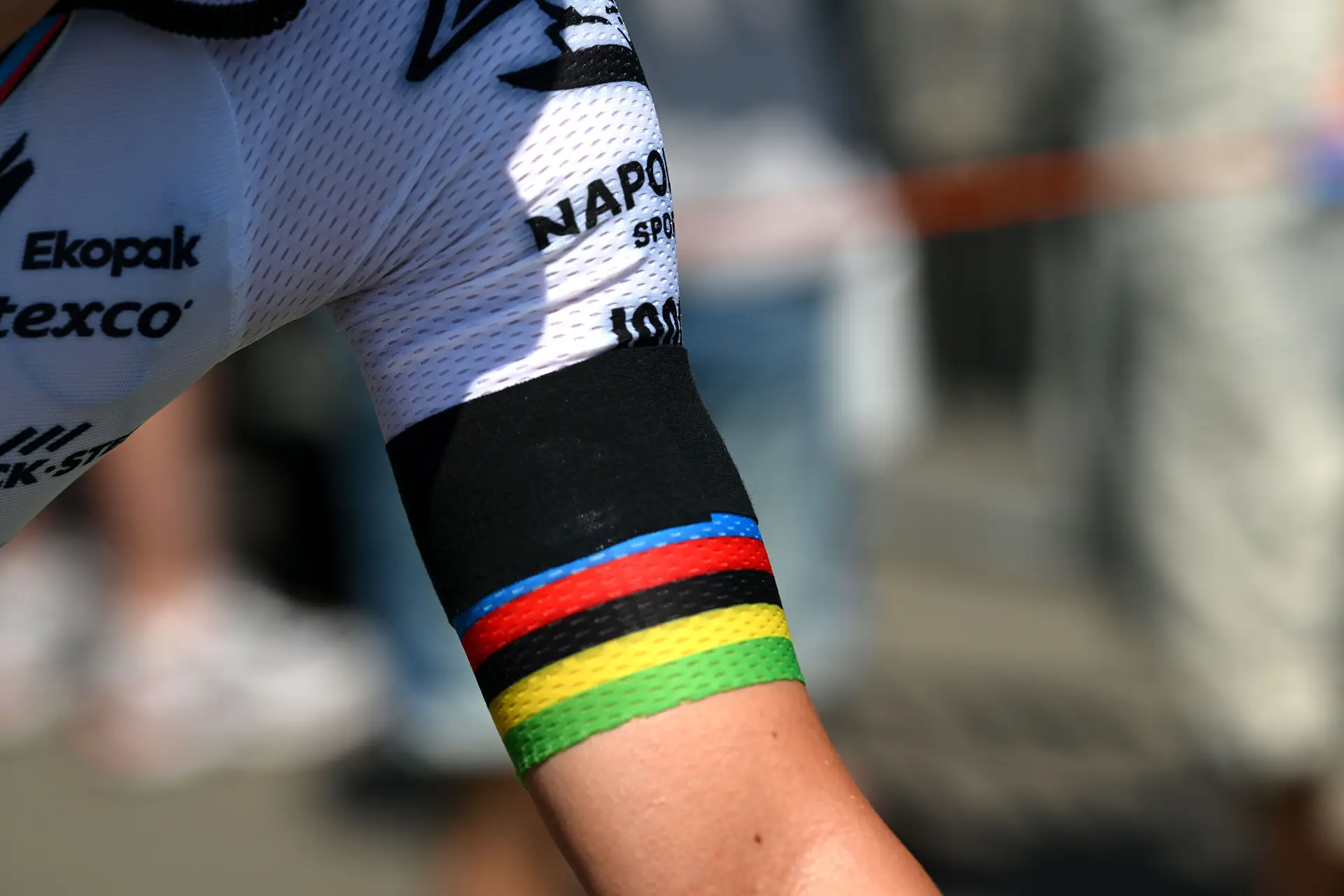 A braçadeira negra que Remco Evenepoel usou em 2023 para homenagear Gino Mäder