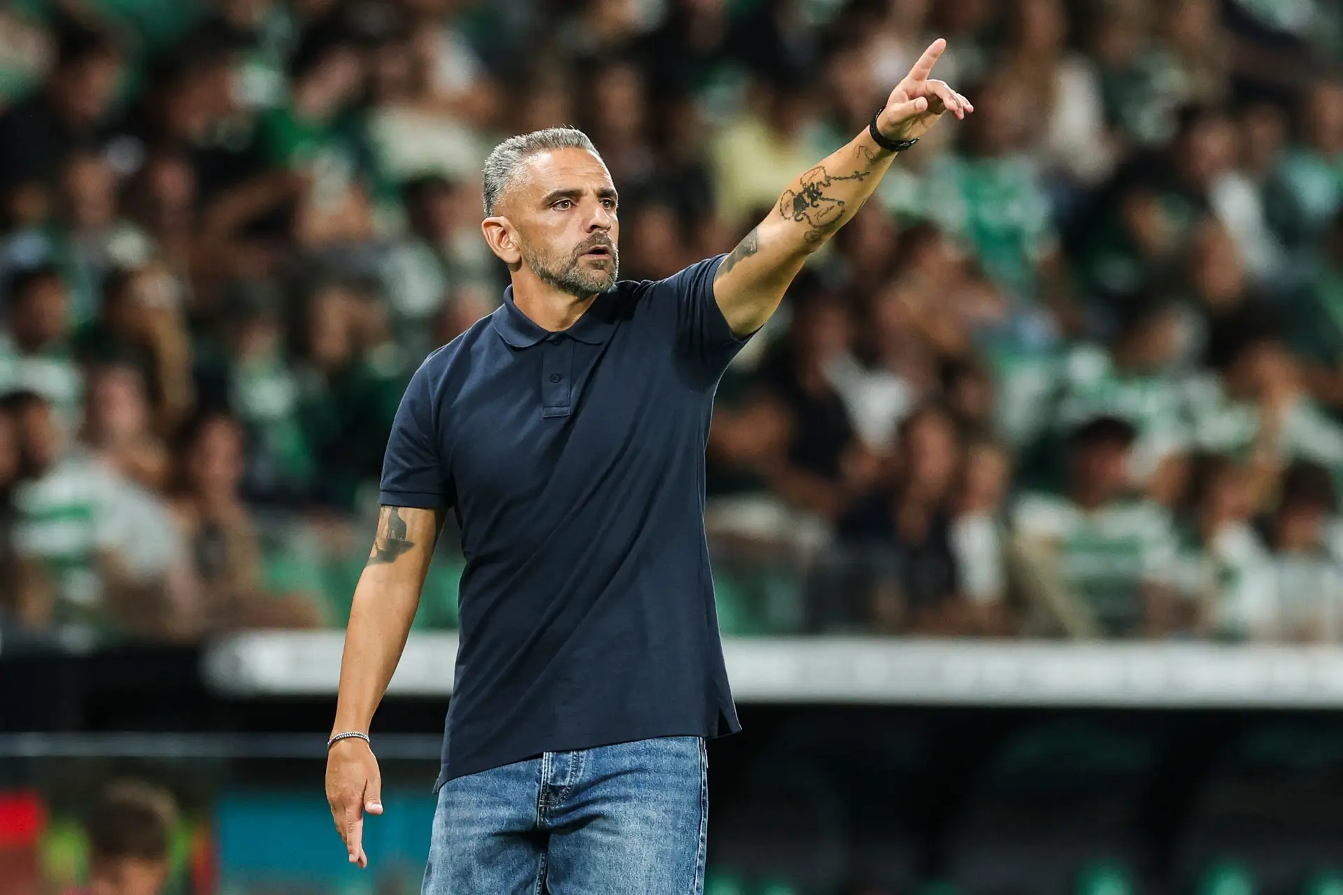 Rui Borges a dar indicações no banco do Sporting