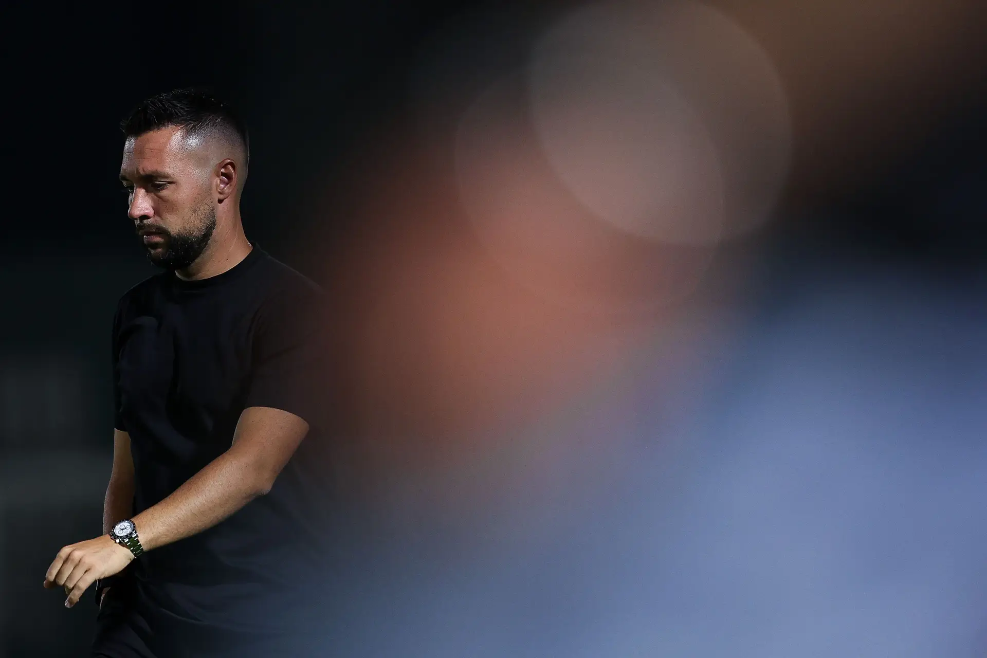 Francesco Farioli em Vila do Conde, fotografado durante o jogo entre o Rio Ave e o FC Porto da 2ª jornada da I Liga 2026/27