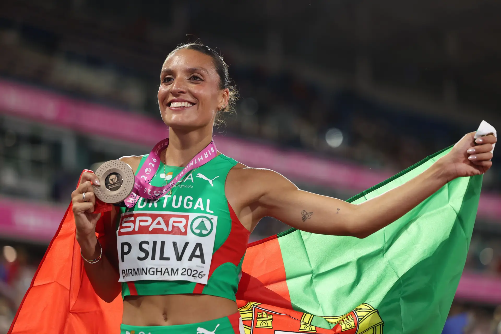 Patrícia Silva a posar com a sua medalha de bronze conquistada nos 1500 metros dos Europeus de atletismo