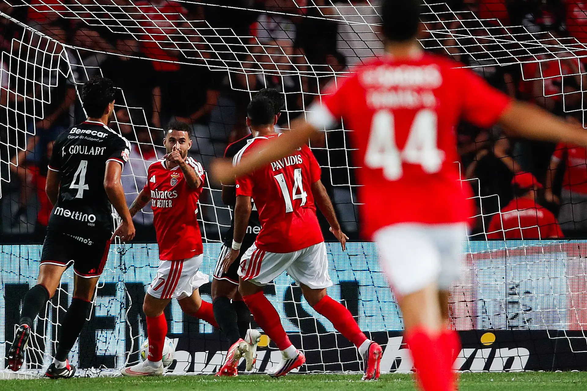 O Benfica teve pressa a enterrar, à goleada, o seu trauma com Rio Maior