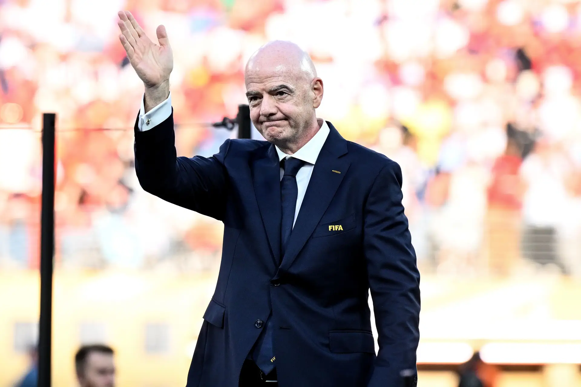 O presidente da FIFA, Gianni Infantino, a acenar ao público durante a cerimónia de entrega do troféu do Mundial 2026, nos EUA