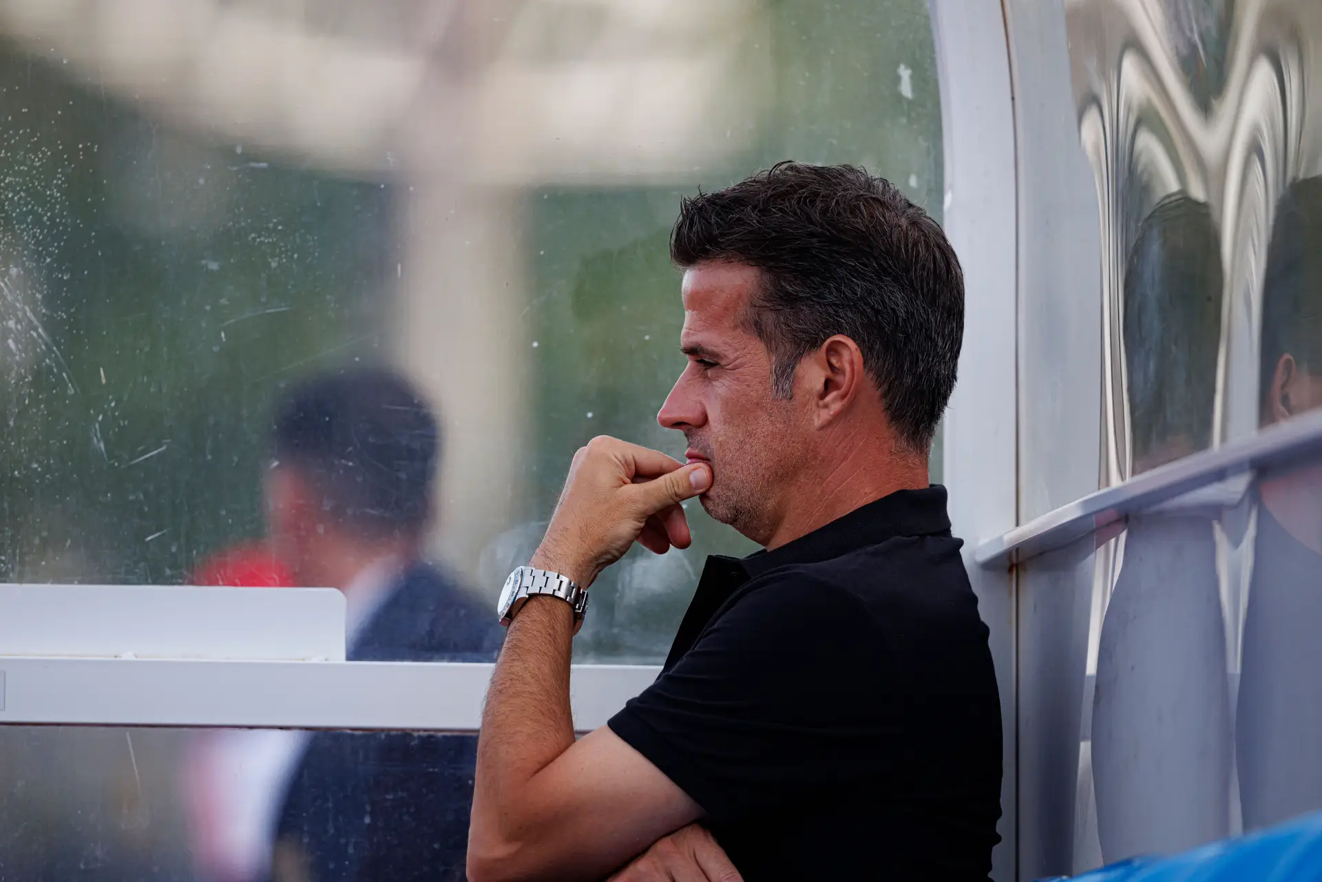 Marco Silva a olhar para o relvado durante o Casa Pia-Benfica