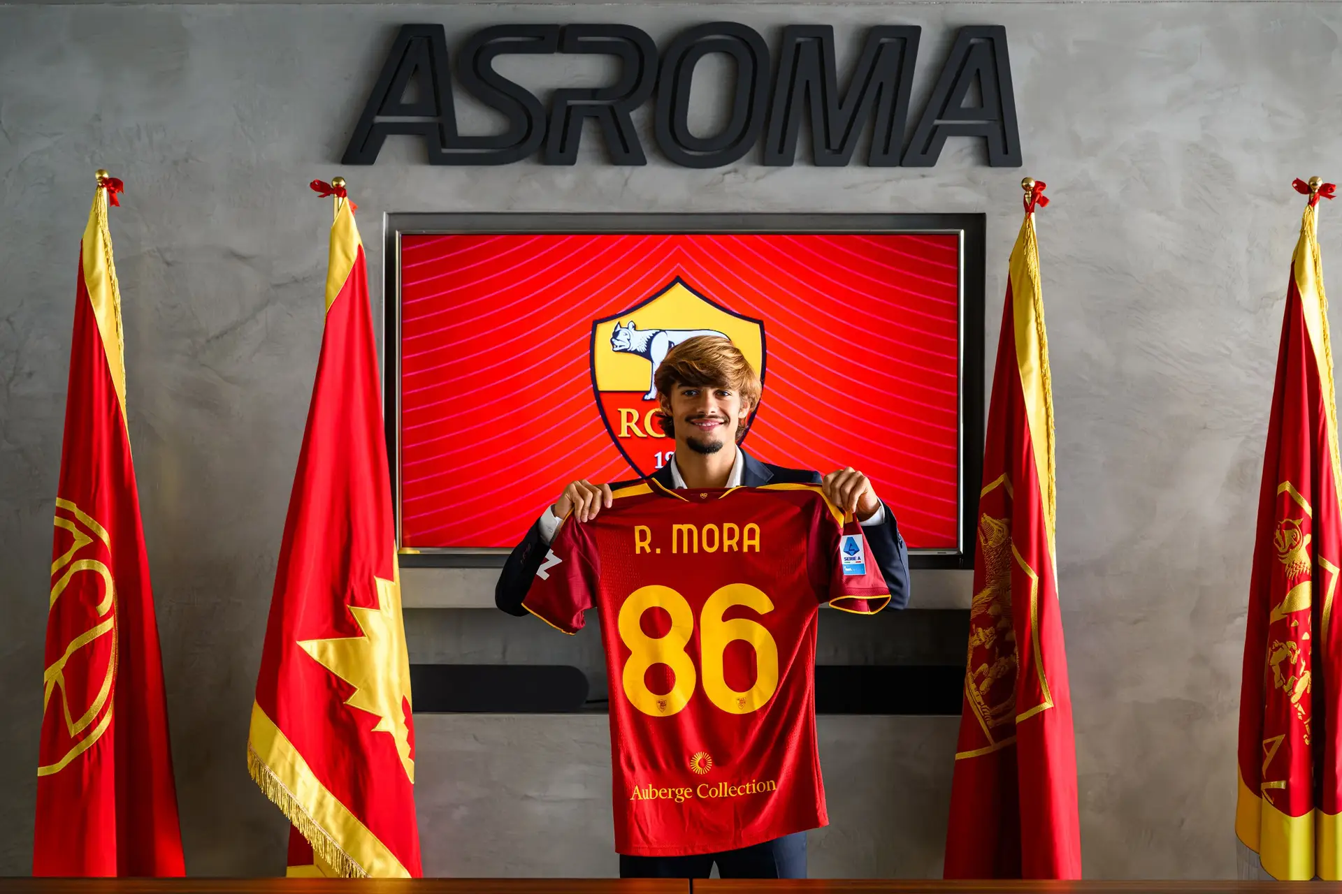 Rodrigo Mora a segurar a sua nova camisola da AS Roma, onde vestirá o mesmo número que usou no FC Porto