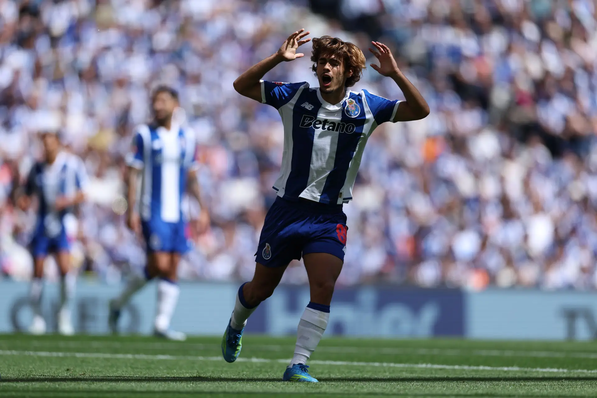 Acabou o desencontro entre o FC Porto e Rodrigo Mora. Ele vai embora à procura do seu espacinho