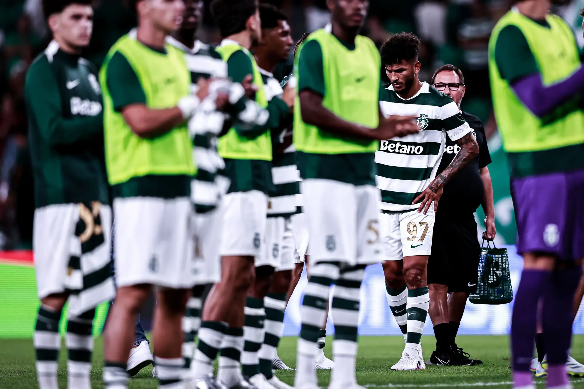Luis Suárez, avançado colombiano do Sporting, de cabisbaixo no final do jogo entre os leões e o Vitória para a I Liga 2026/27