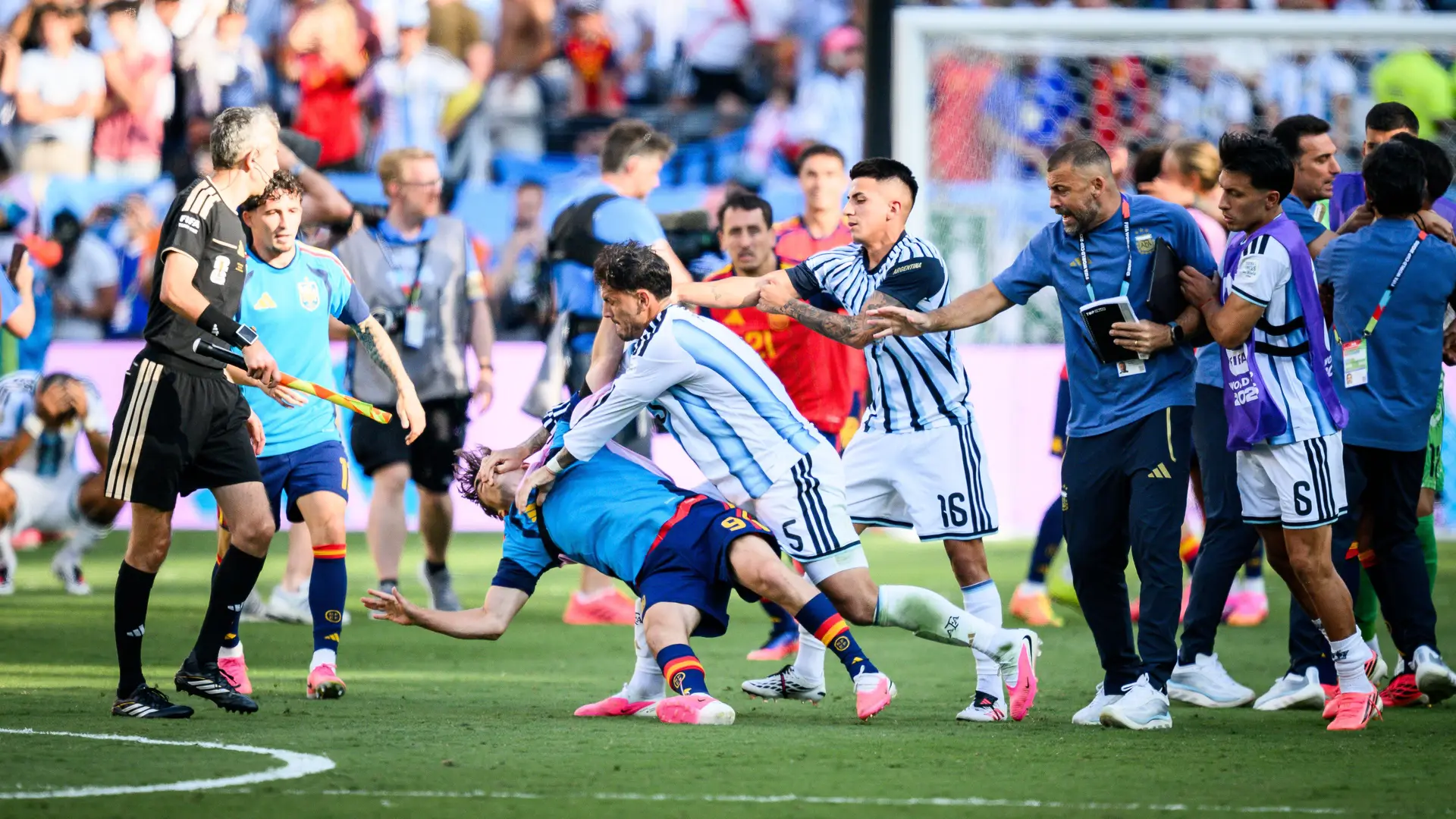 Quatro argentinos e um espanhol foram castigados após os conflitos na final do Mundial. Tarja pró-Malvinas mereceu multa