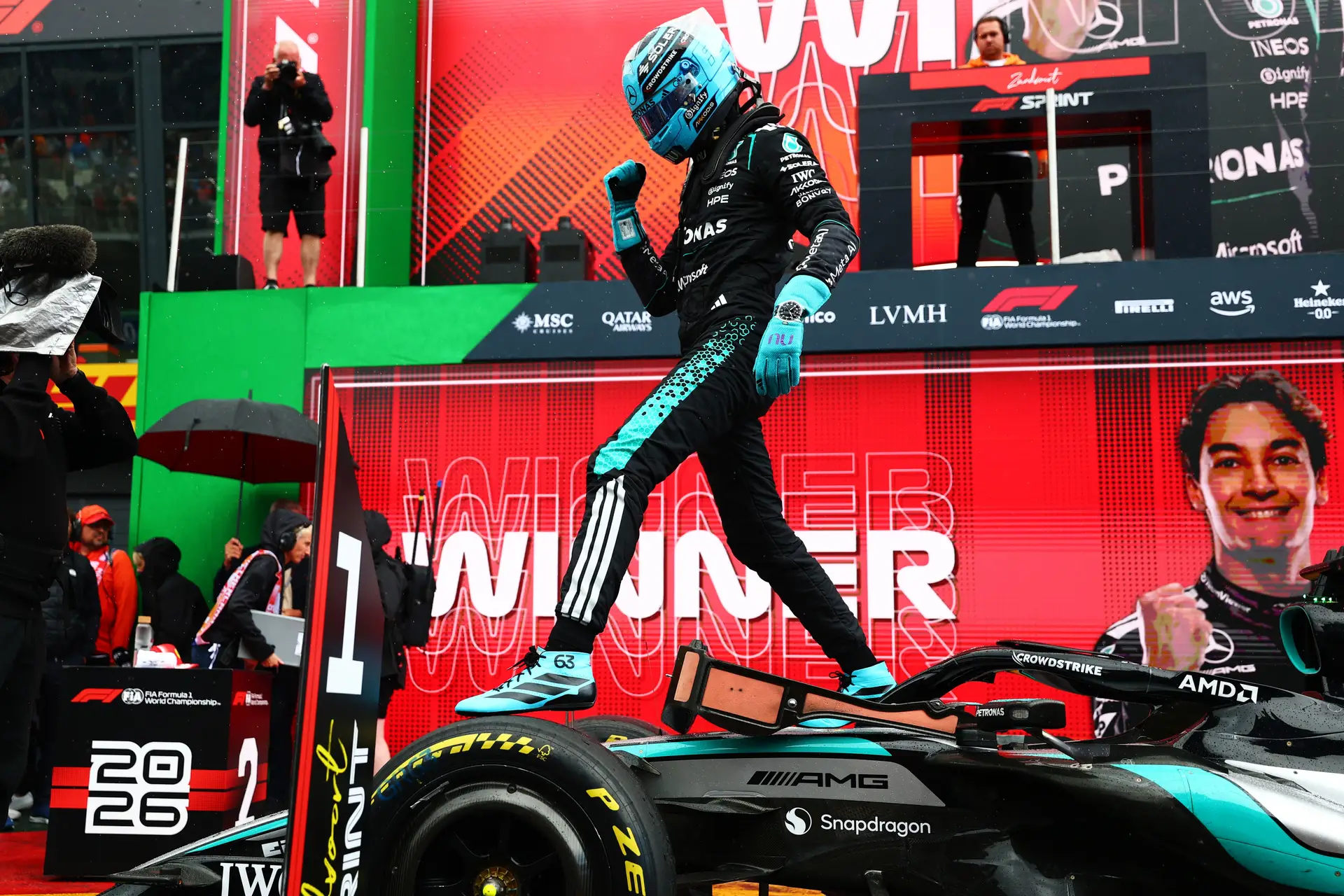 O recém-noivo George Russell entrou na 2ª parte da temporada com uma vitória na corrida de sprint do GP Países Baixos