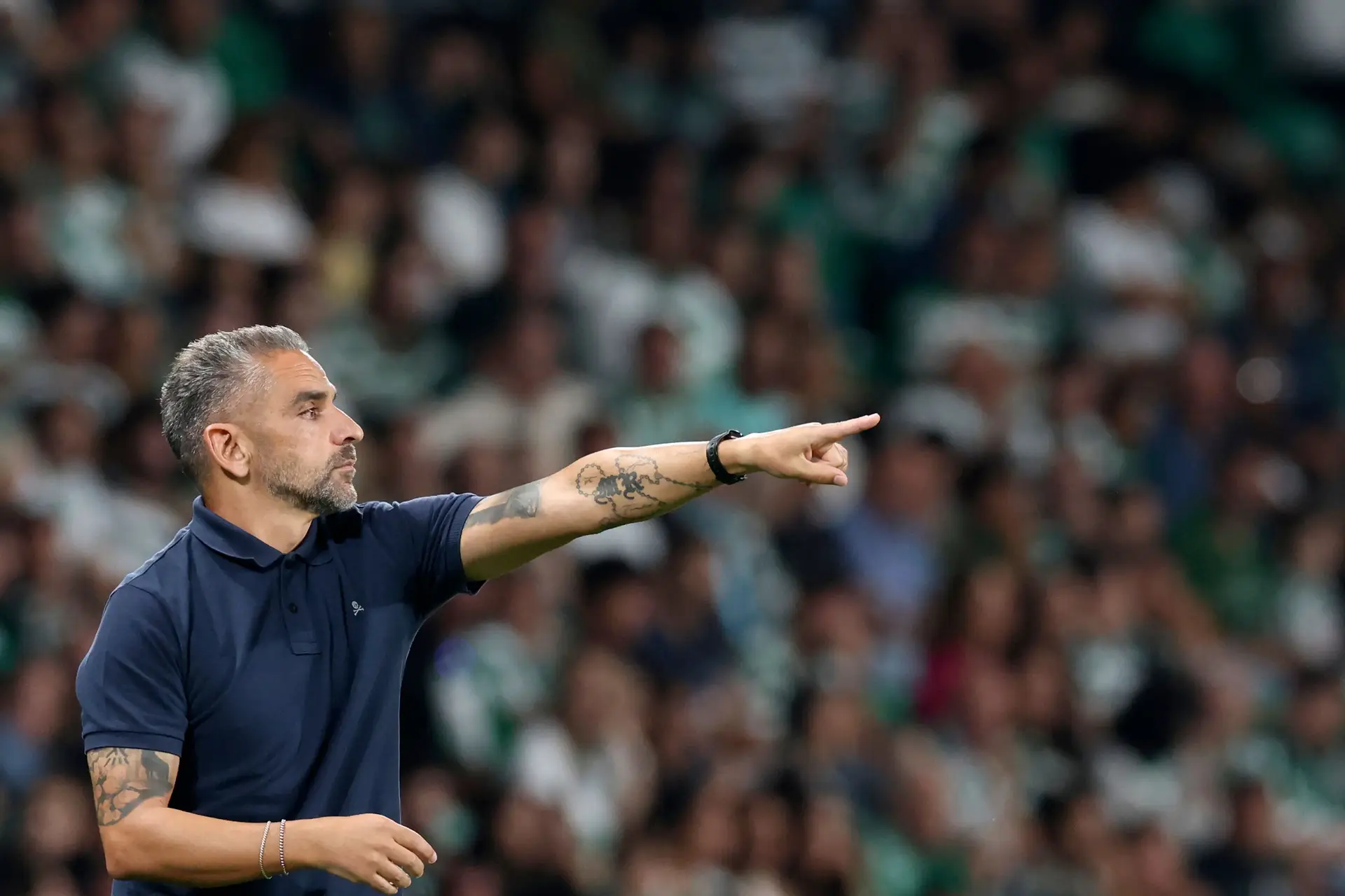 Rui Borges a dar indicações aos jogadores